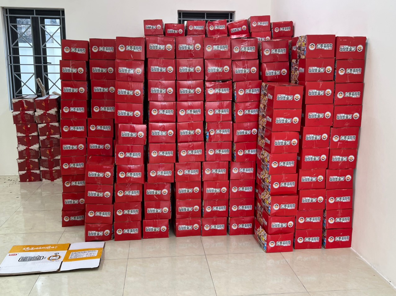 Hà Nội: Tạm giữ hàng nghìn thùng bánh bông lan nghi nhập lậu - Ảnh 3.