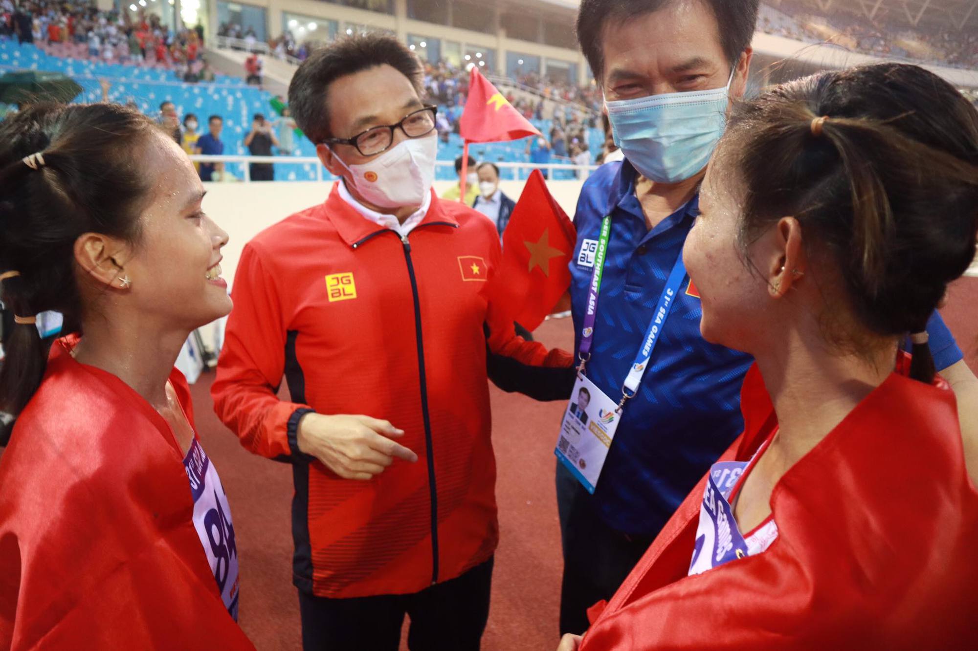 Phó thủ tướng Vũ Đức Đam &quot;tiếp lửa&quot; các VĐV điền kinh tại SEA Games 31 - Ảnh 3.