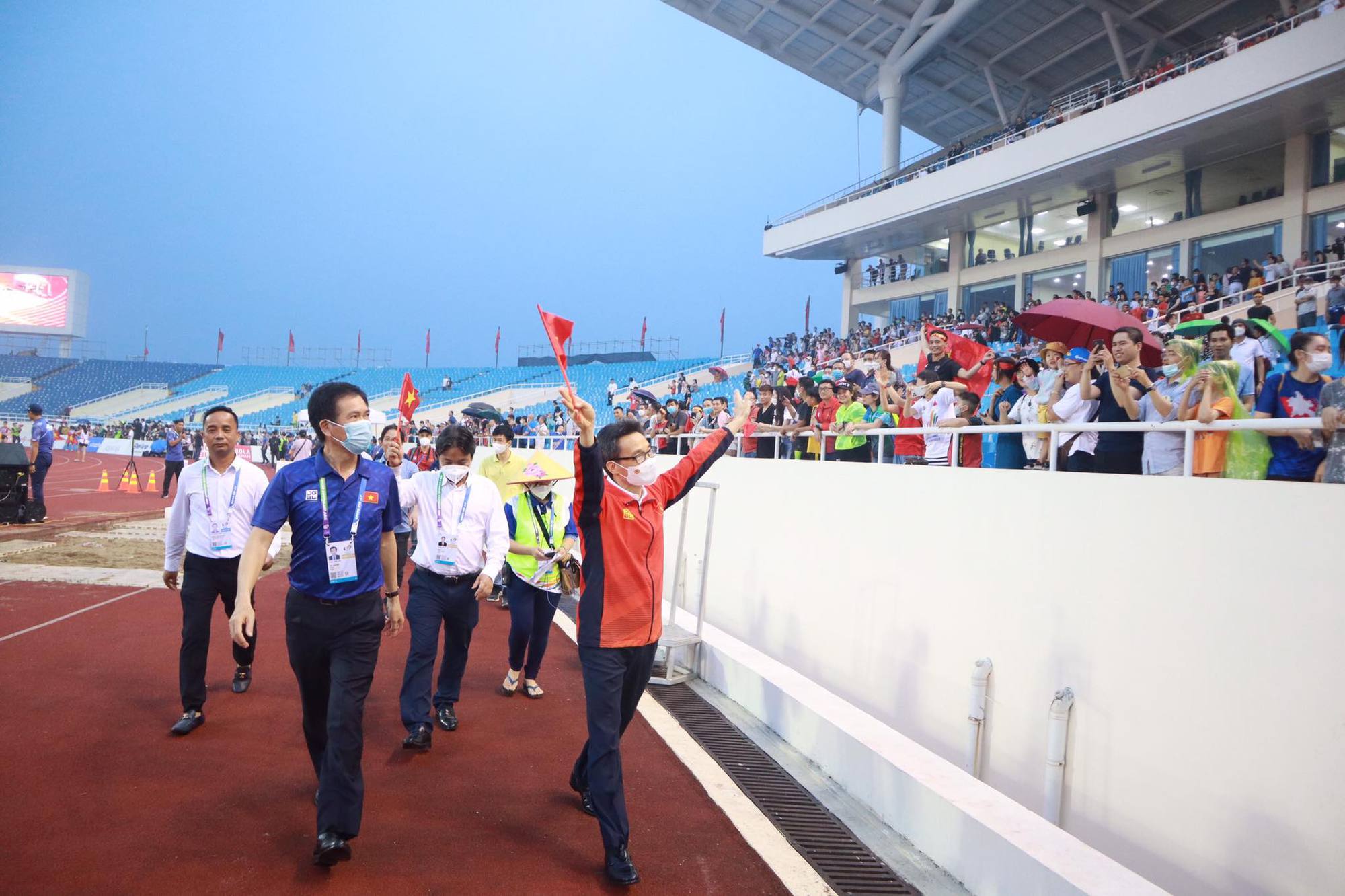 Phó thủ tướng Vũ Đức Đam &quot;tiếp lửa&quot; các VĐV điền kinh tại SEA Games 31 - Ảnh 4.