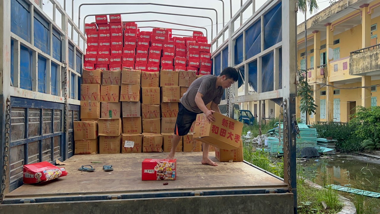 Hà Nội: Thu giữ hàng nghìn thùng bánh bông lan nghi nhập lậu - Ảnh 1.