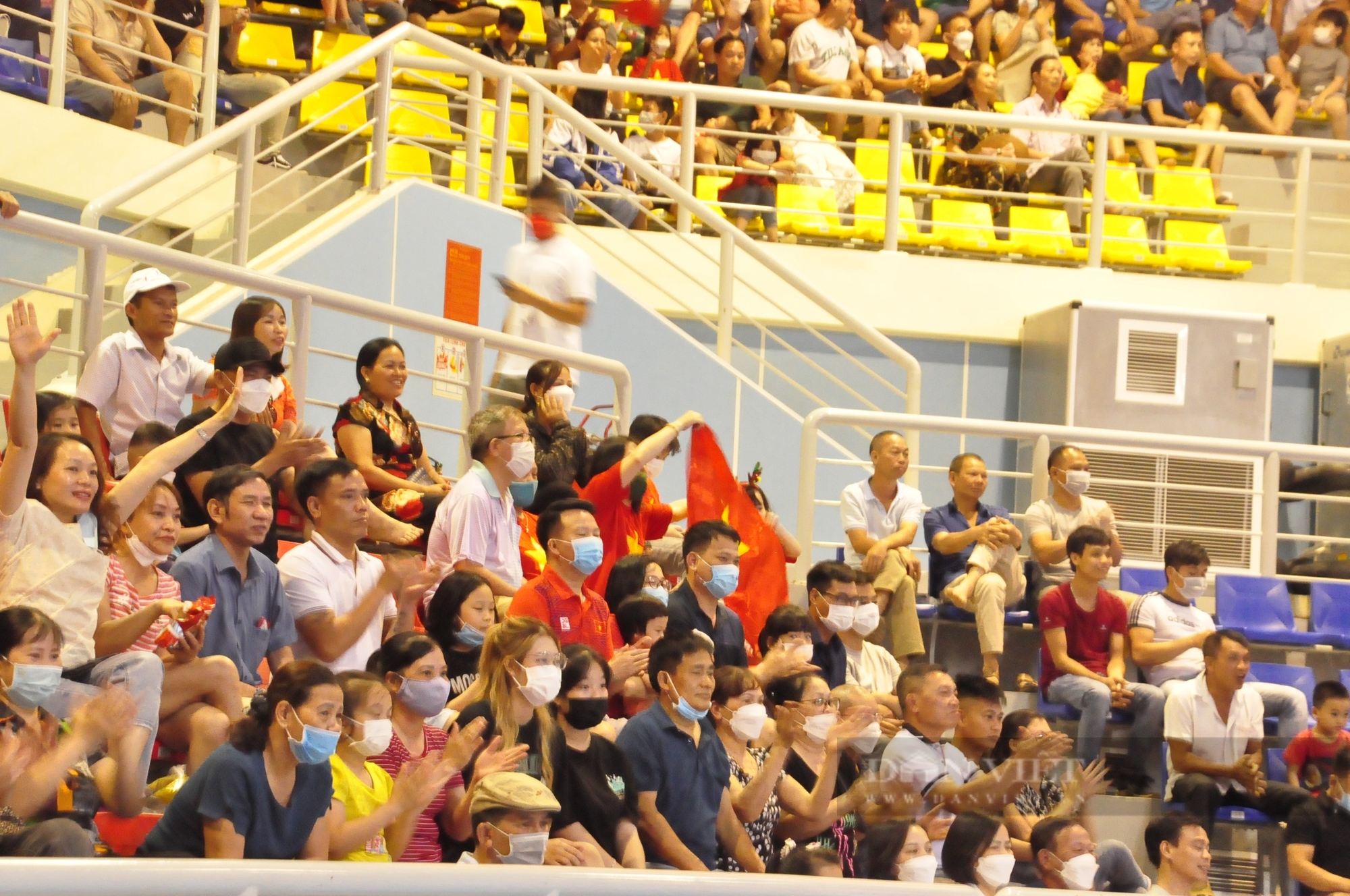 Vietnamese men's volleyball won the opening match, the fans watched attentively - Photo 6.