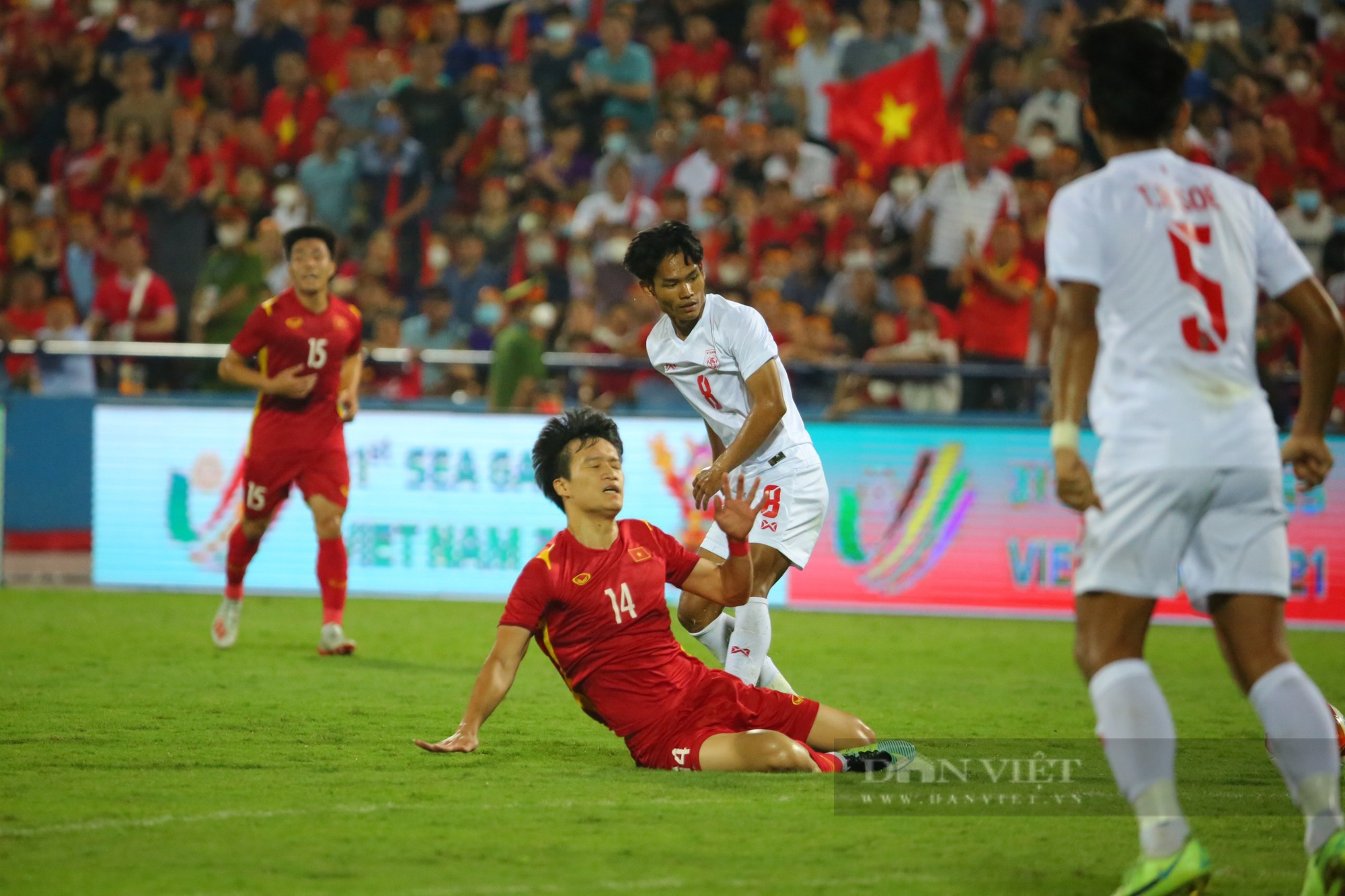 HLV Park Hang-seo ăn mừng cùng U23 Việt Nam sau chiến thắng Myanmar - Ảnh 3.