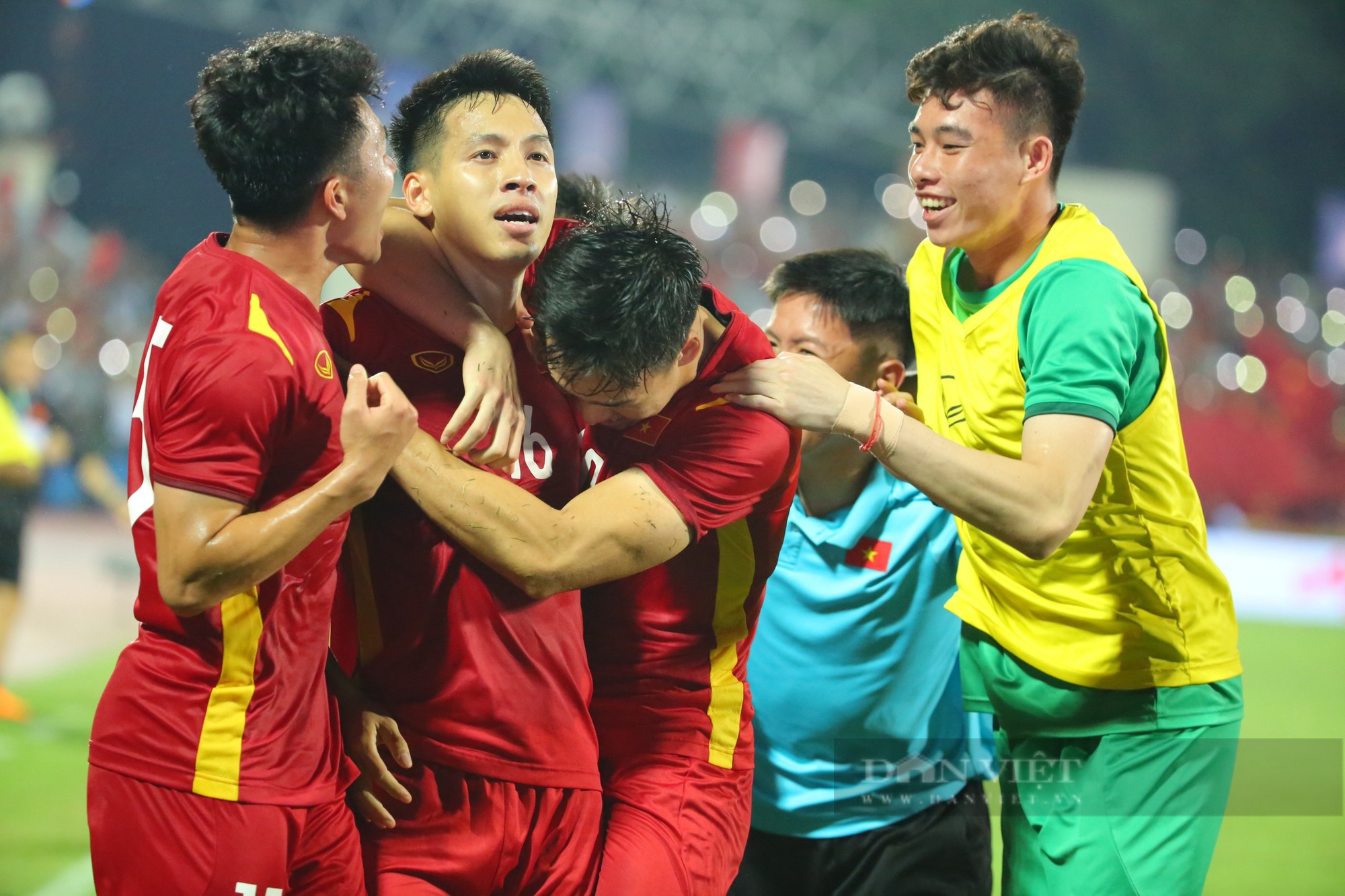 HLV Park Hang-seo ăn mừng cùng U23 Việt Nam sau chiến thắng Myanmar - Ảnh 9.