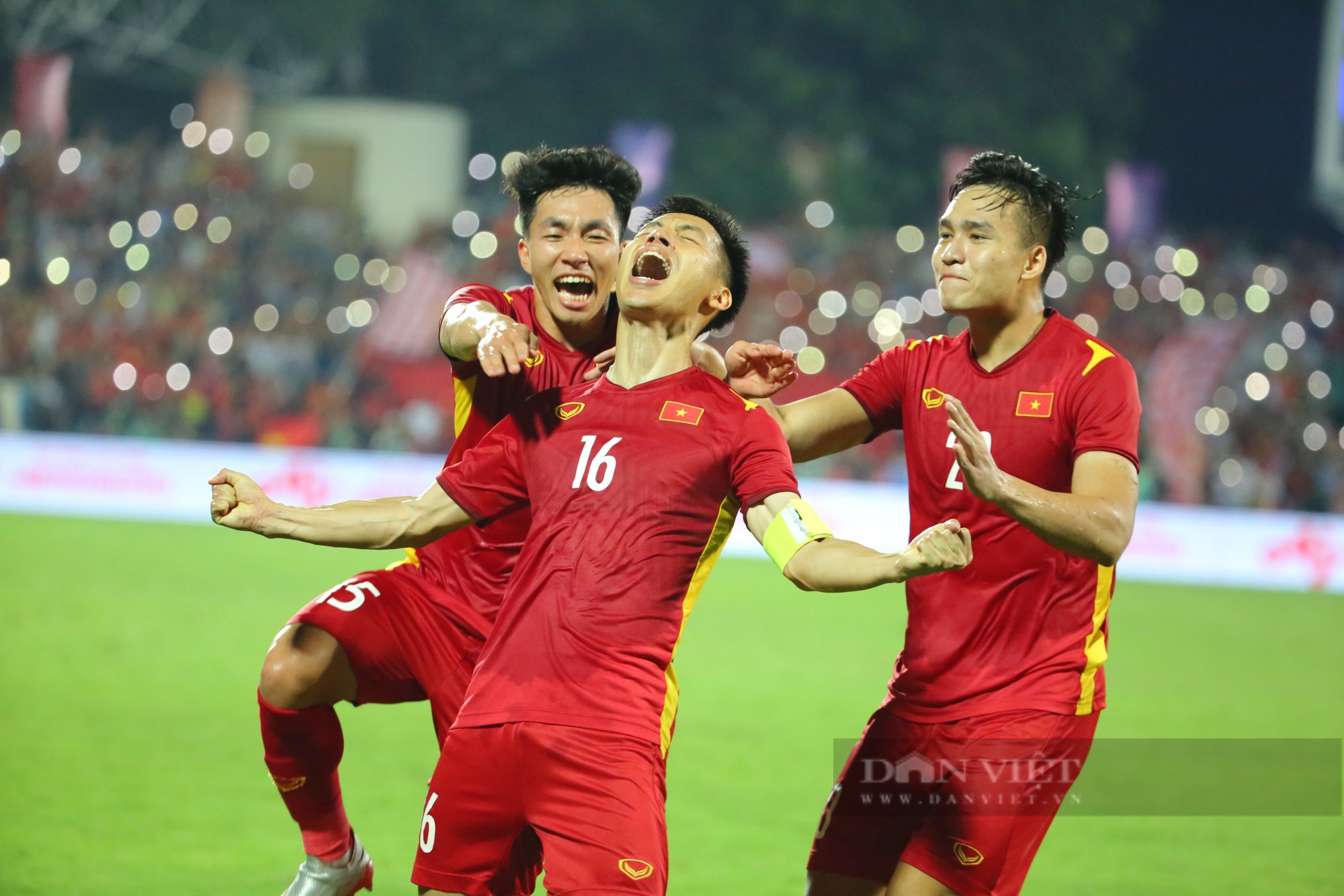 HLV Park Hang-seo ăn mừng cùng U23 Việt Nam sau chiến thắng Myanmar - Ảnh 8.
