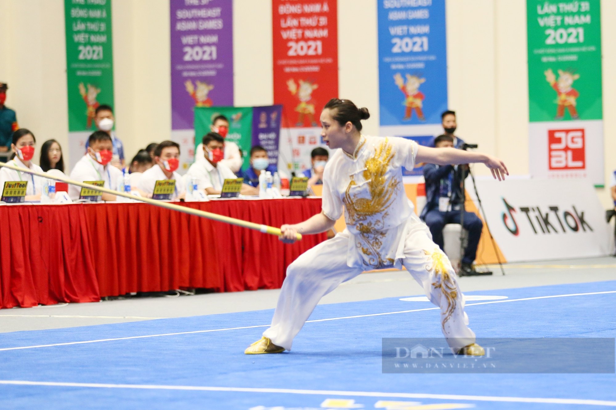 Miss Duong Thuy Vi sublimated to win a double gold medal at the 31st SEA Games - Photo 1.