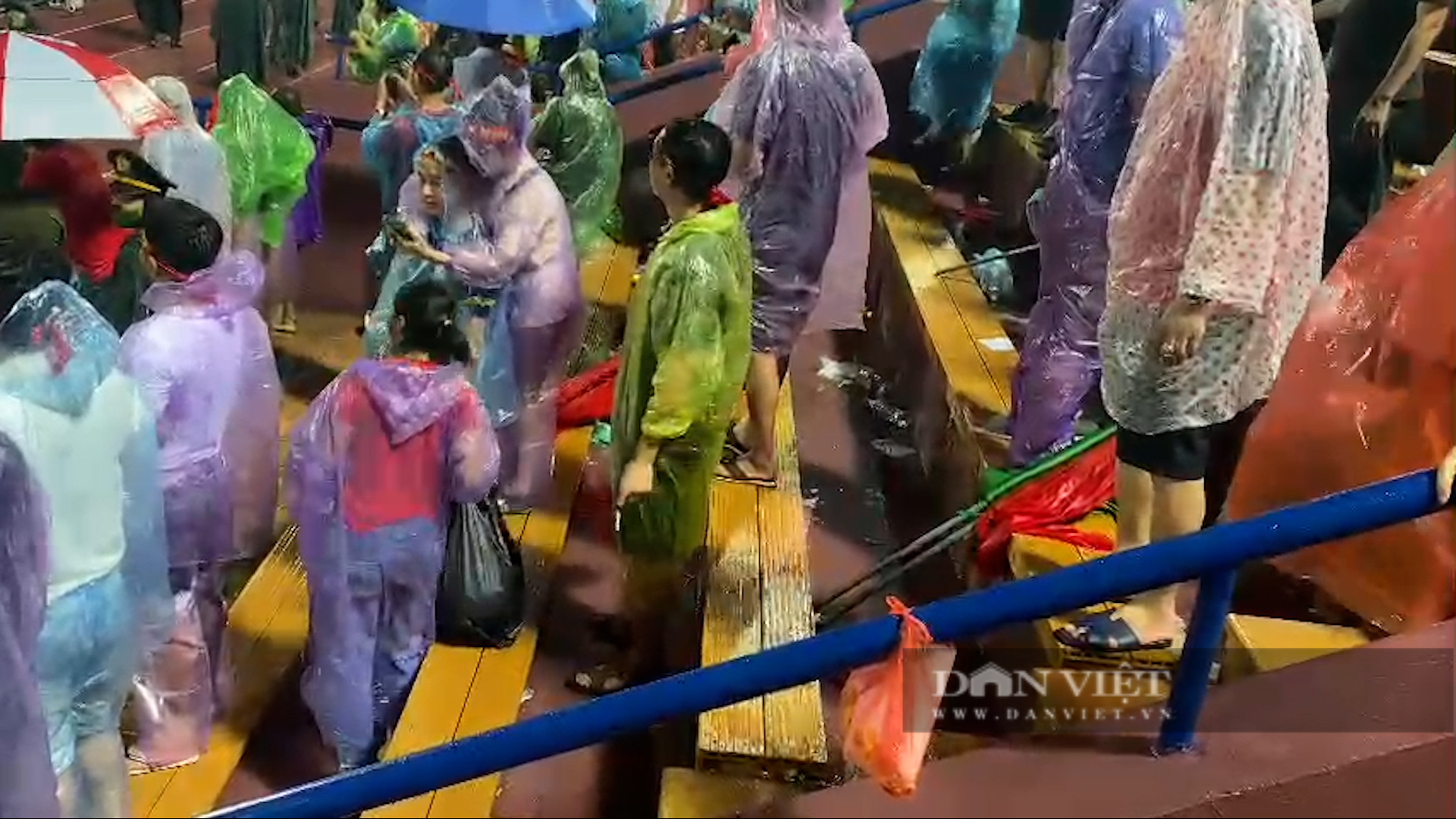 CĐV Việt Nam đội mưa nán lại thu dọn rác sau trận thắng Myanmar - Ảnh 4.