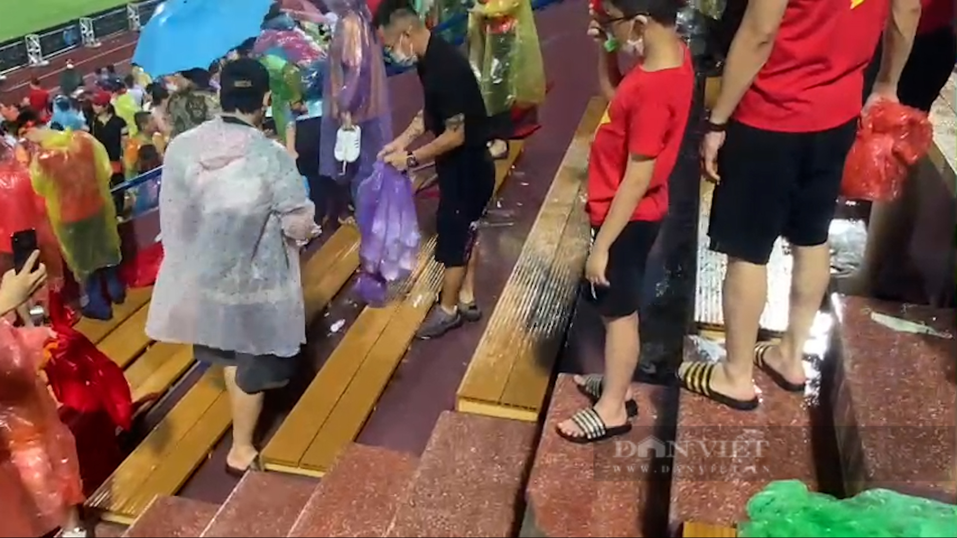 CĐV Việt Nam đội mưa nán lại thu dọn rác sau trận thắng Myanmar - Ảnh 7.
