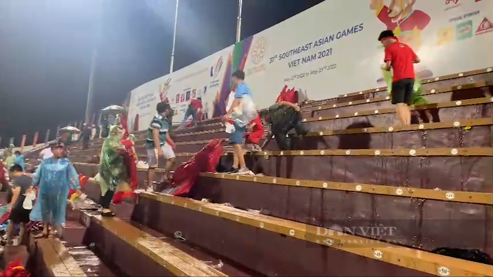 CĐV Việt Nam đội mưa nán lại thu dọn rác sau trận thắng Myanmar - Ảnh 5.