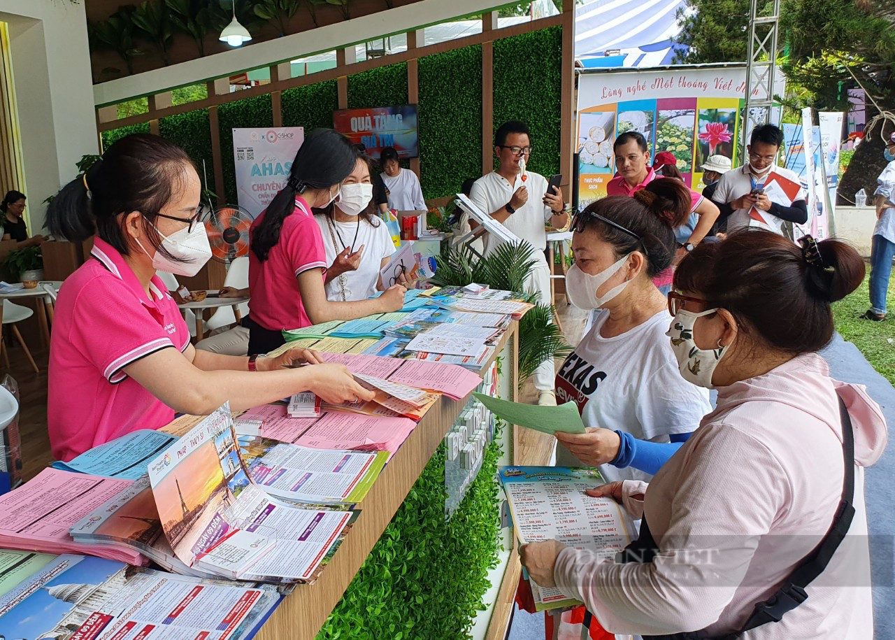 Saigon people hunt for discounted tours, ready to go on a summer vacation - Photo 1.