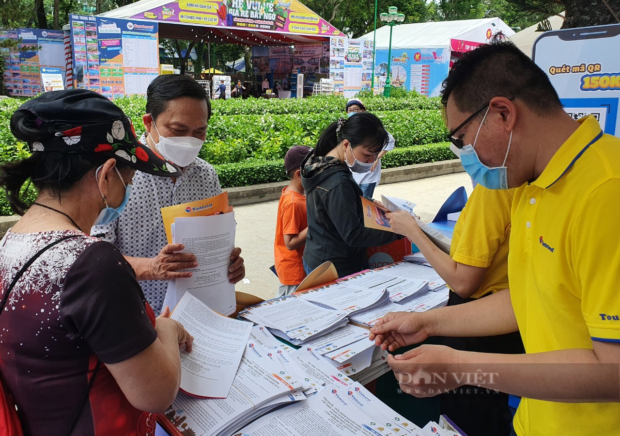 Saigon people hunt for discounted tours, ready to go on a summer vacation - Photo 3.