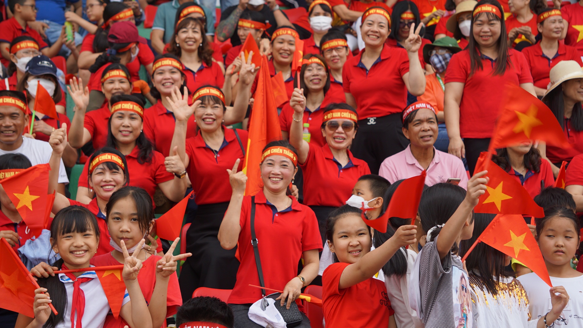 Giành 8 huy chương vàng ở SEA Games 31, Rowing nữ Việt Nam vui sướng ăn mừng trong vòng tay của hàng ngàn khán giả - Ảnh 2.