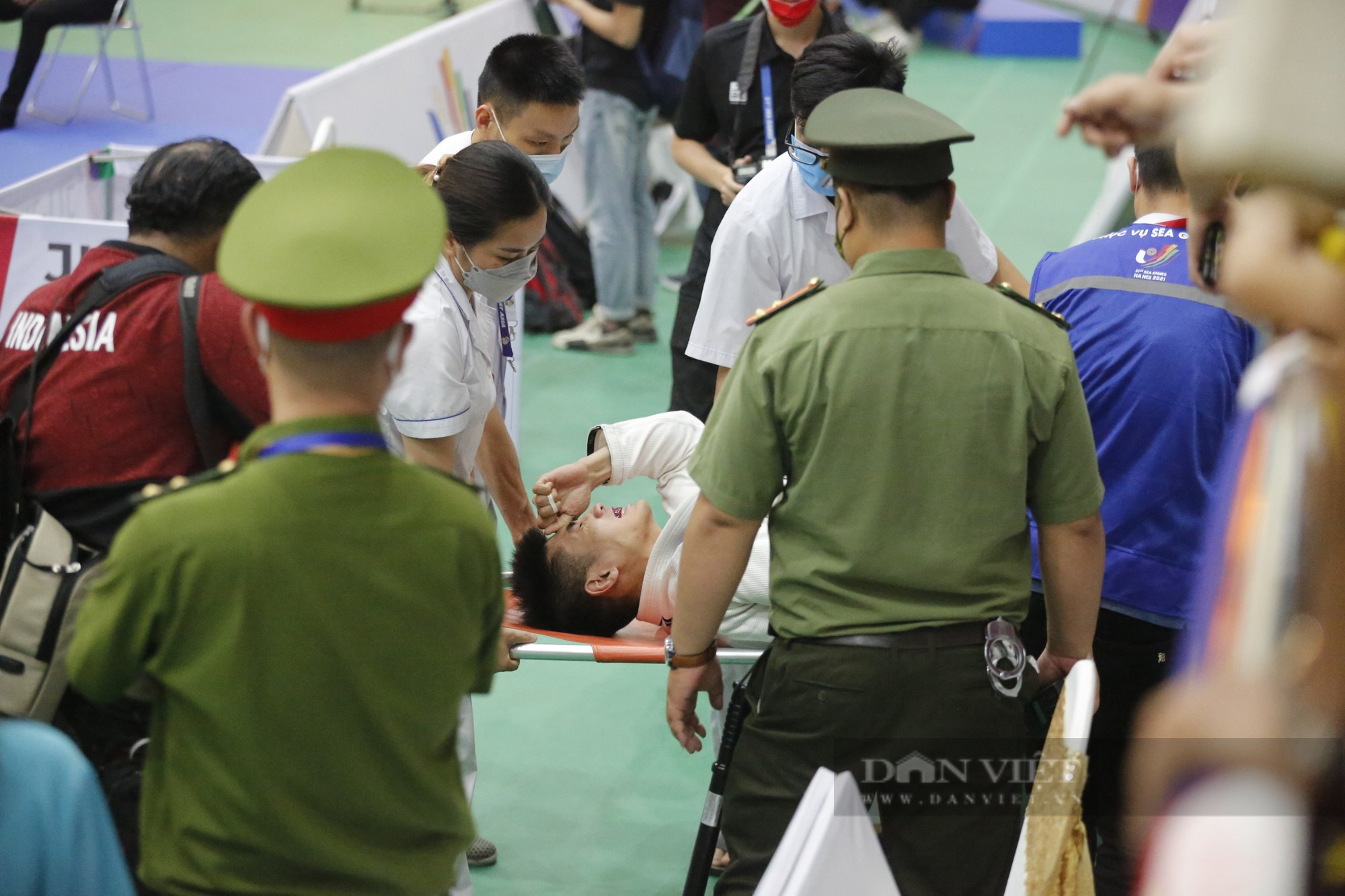 Vận động viên Jujitsu Indonesia ôm mặt đau đớn rời sàn đấu bằng cáng trong trận đấu với Thái Lan - Ảnh 3.