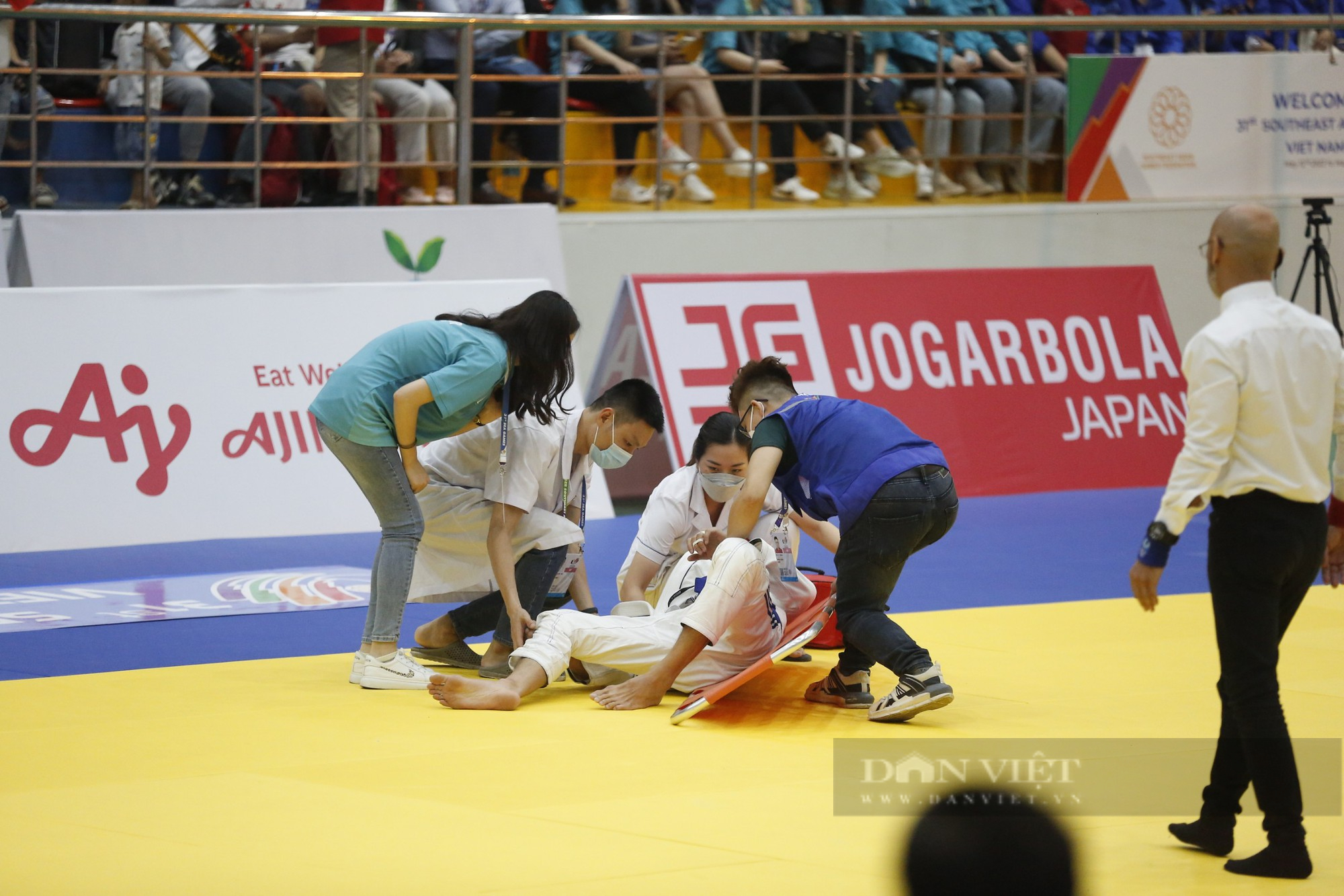 Vận động viên Jujitsu Indonesia ôm mặt đau đớn rời sàn đấu bằng cáng trong trận đấu với Thái Lan - Ảnh 1.