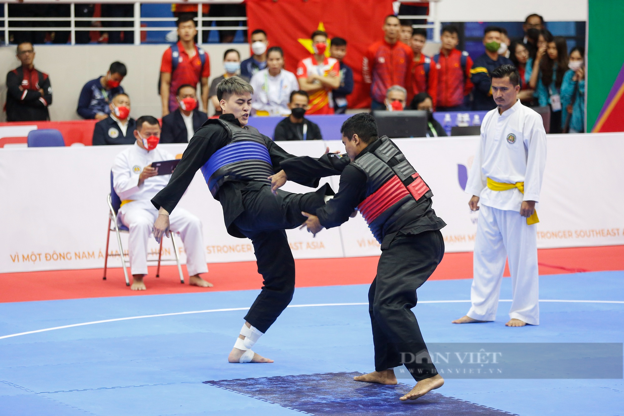 Ngày nghỉ, hàng trăm cổ động viên nhí theo gia đình &quot;đại náo&quot; khán đài Pencak silat - Ảnh 12.