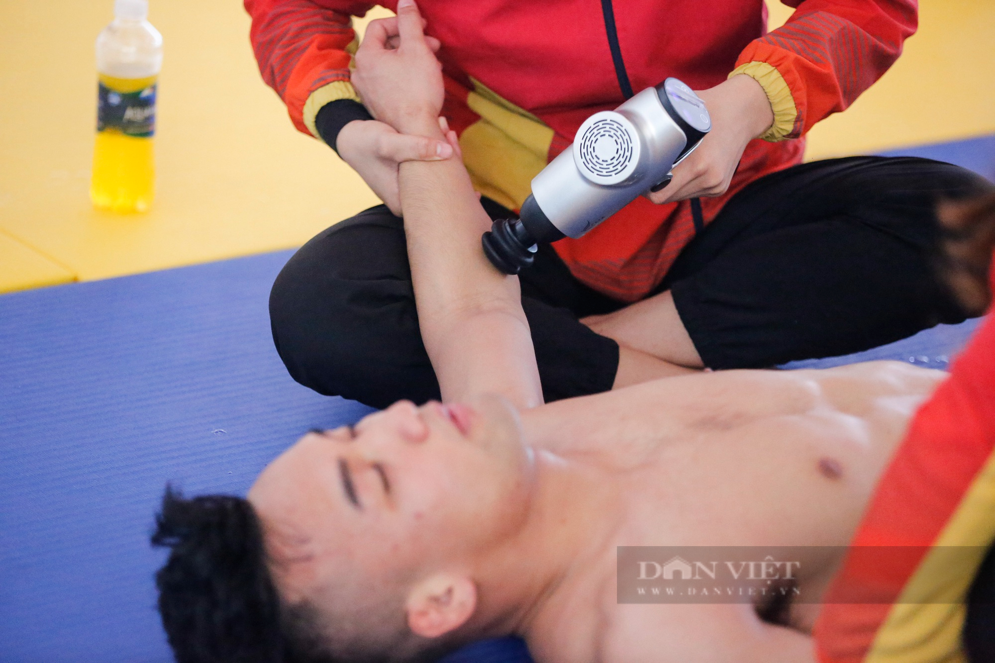 Cận cảnh quá trình hồi phục cần đến 4 người hỗ trợ của VĐV Jujitsu Việt Nam  - Ảnh 4.