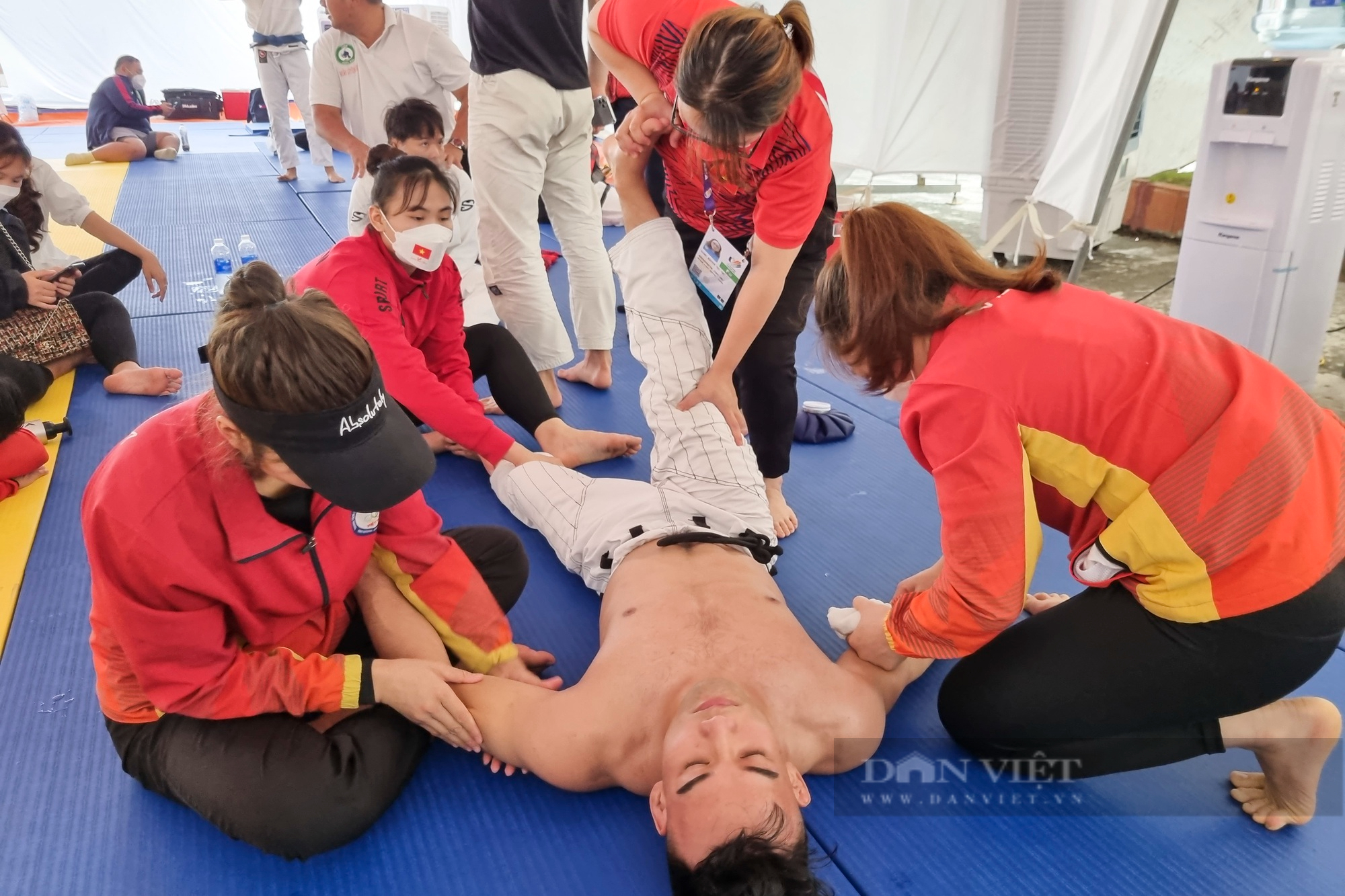 Cận cảnh quá trình hồi phục cần đến 4 người hỗ trợ của VĐV Jujitsu Việt Nam  - Ảnh 8.