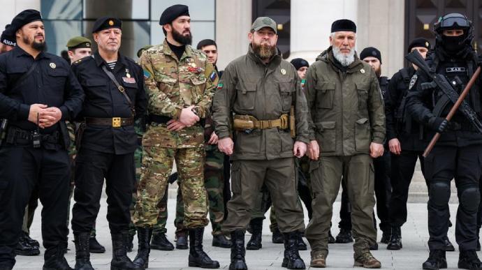 Tình báo tiết lộ số lượng chiến binh Chechnya của thủ lĩnh Kadyrov chiến đấu ở Ukraine - Ảnh 1.