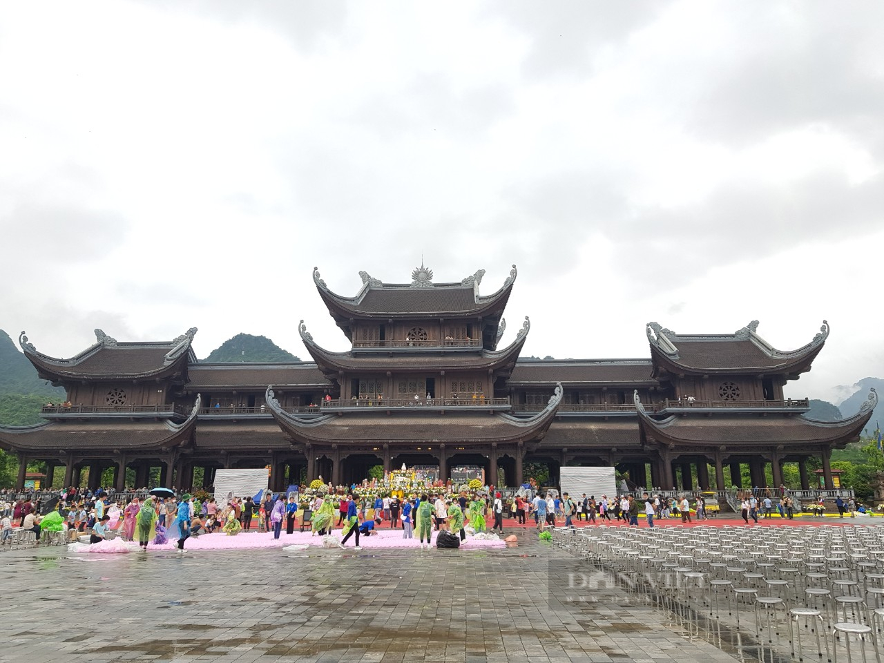 Dòng người đội mưa tham dự đại lễ Phật Đản tại ngôi chùa lớn nhất thế giới - Ảnh 1.