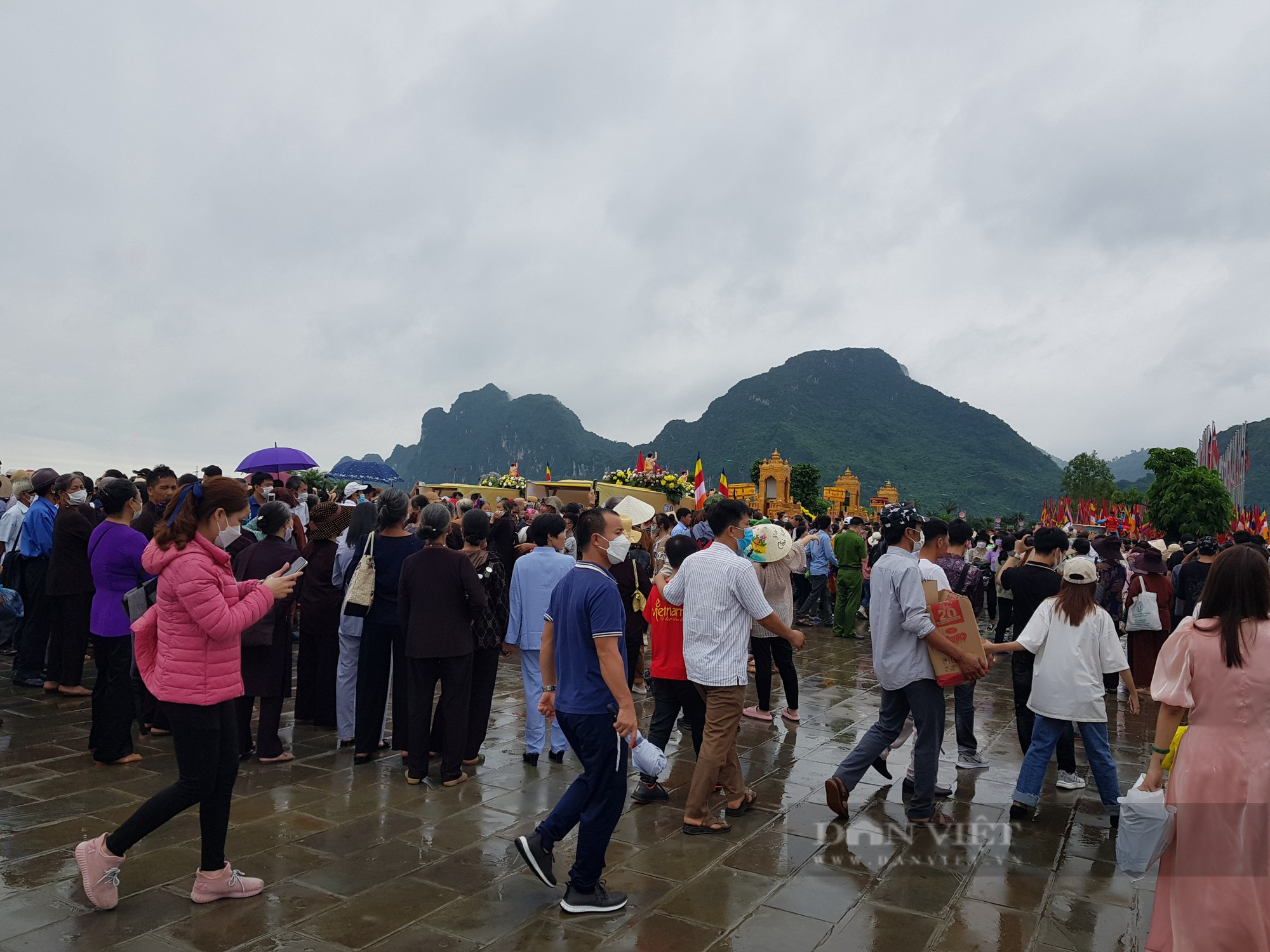 Dòng người đội mưa tham dự đại lễ Phật Đản tại ngôi chùa lớn nhất thế giới - Ảnh 2.