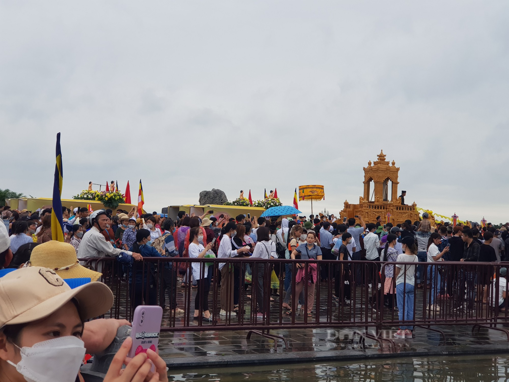Dòng người đội mưa tham dự đại lễ Phật Đản tại ngôi chùa lớn nhất thế giới - Ảnh 3.