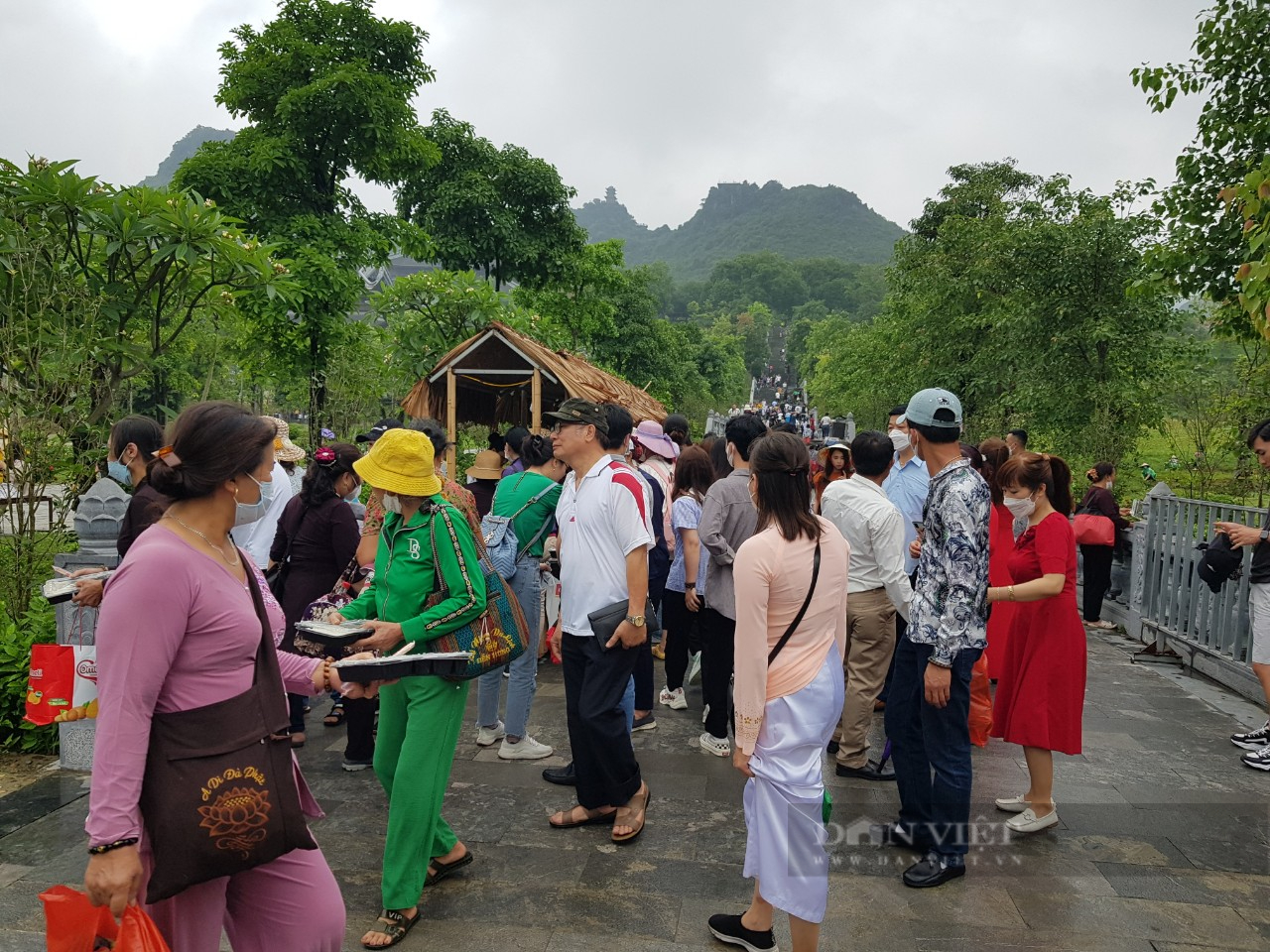 Dòng người đội mưa tham dự đại lễ Phật Đản tại ngôi chùa lớn nhất thế giới - Ảnh 4.