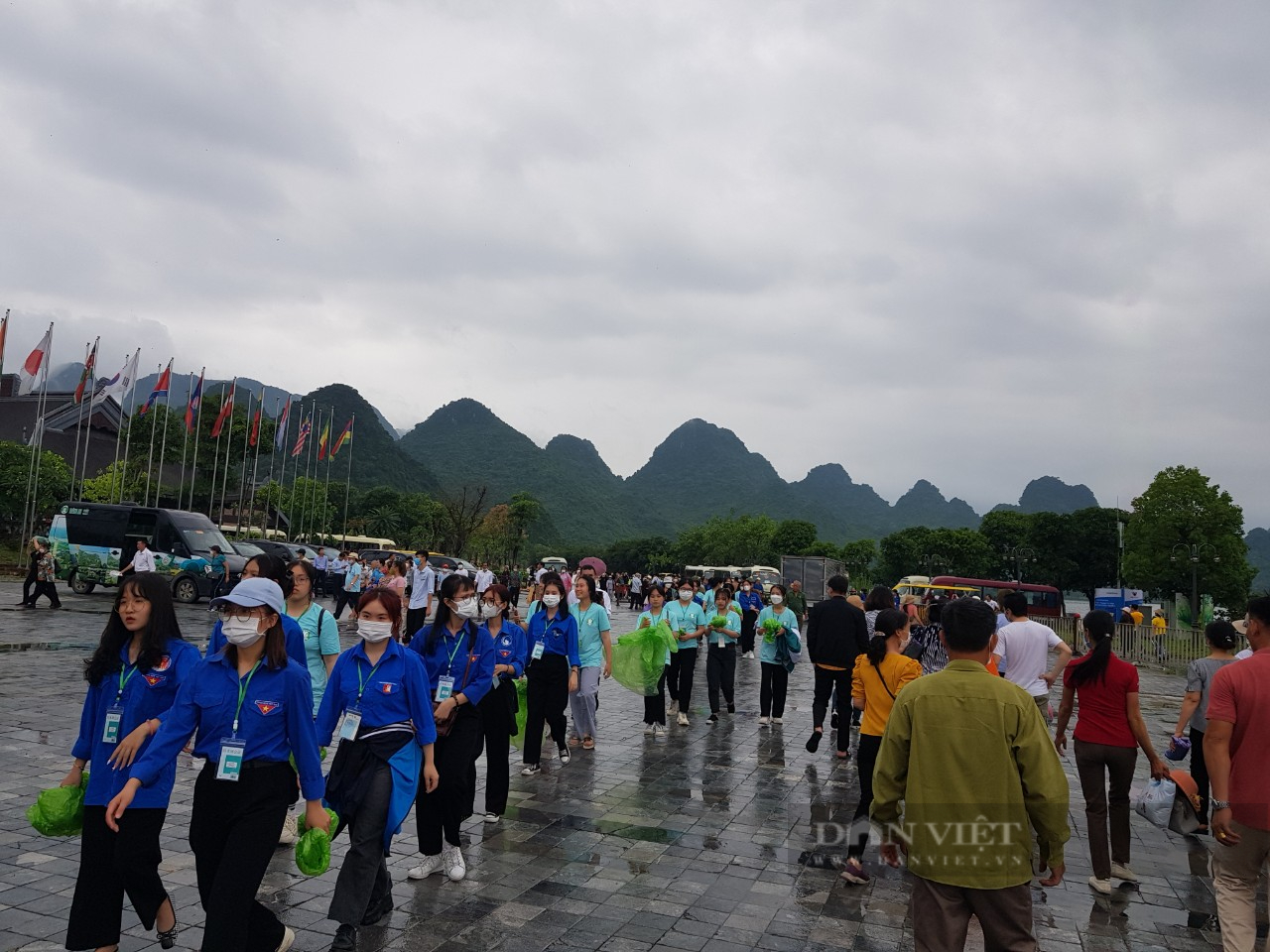 Dòng người đội mưa tham dự đại lễ Phật Đản tại ngôi chùa lớn nhất thế giới - Ảnh 5.