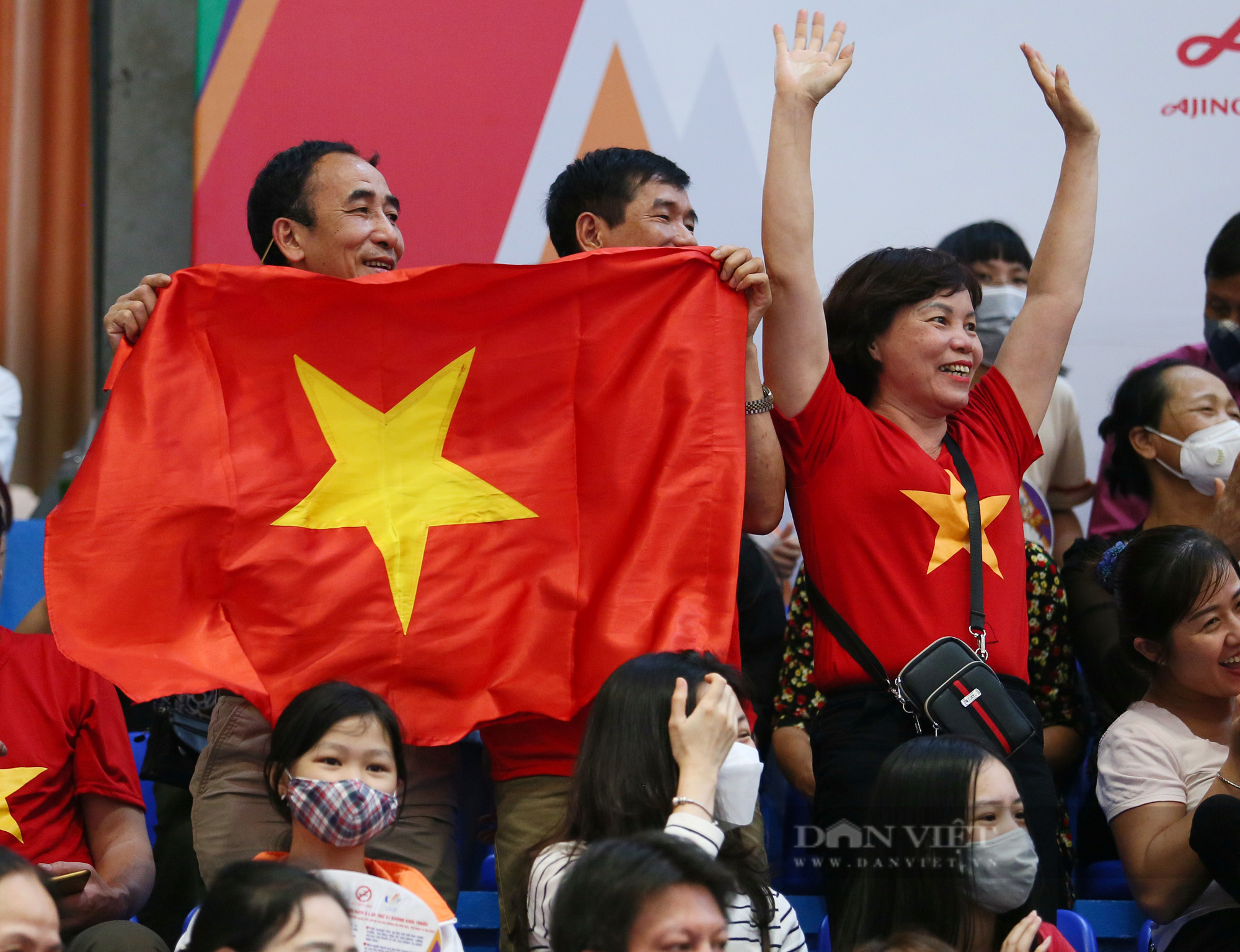 CĐV &quot;nhuộm đỏ&quot; nhà thi đấu Cầu Giấy, VĐV Wushu tán thủ thăng hoa đem &quot;mưa vàng&quot; về cho Việt Nam - Ảnh 11.