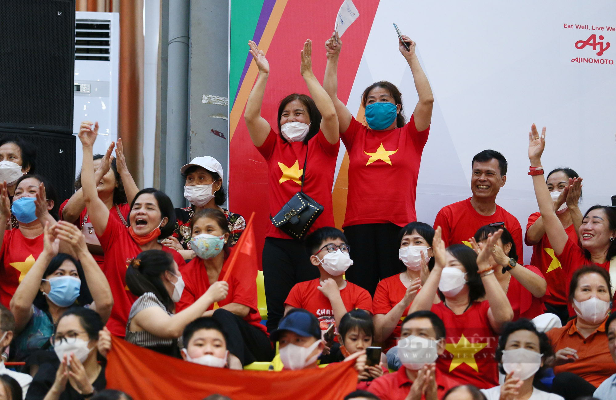 CĐV &quot;nhuộm đỏ&quot; nhà thi đấu Cầu Giấy, VĐV Wushu tán thủ thăng hoa đem &quot;mưa vàng&quot; về cho Việt Nam - Ảnh 10.