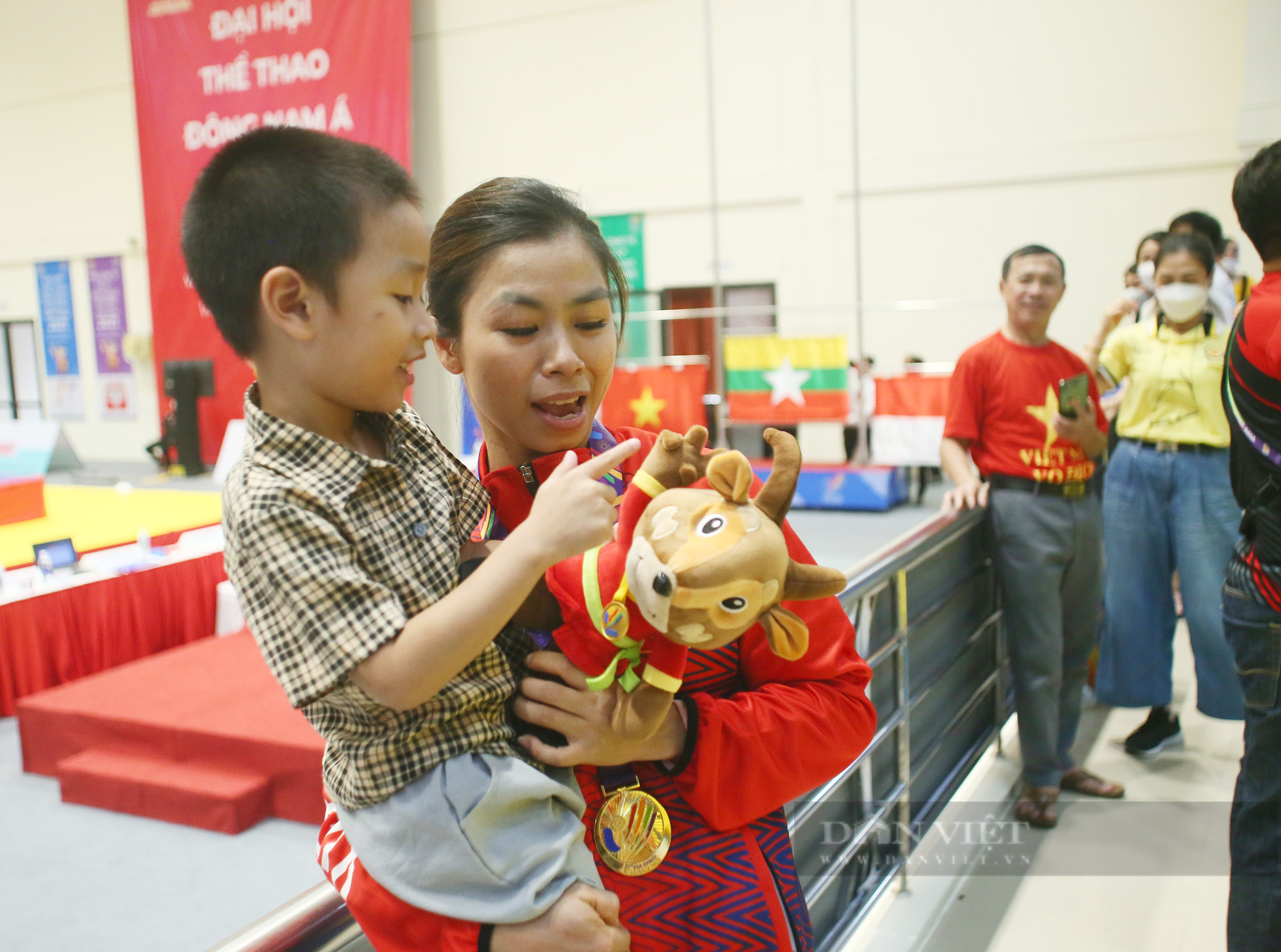 Exploding emotions when winning gold medal after 5 years of waiting for female athlete Wushu to run up to the stands to present the mascot to her grandson - Photo 6.