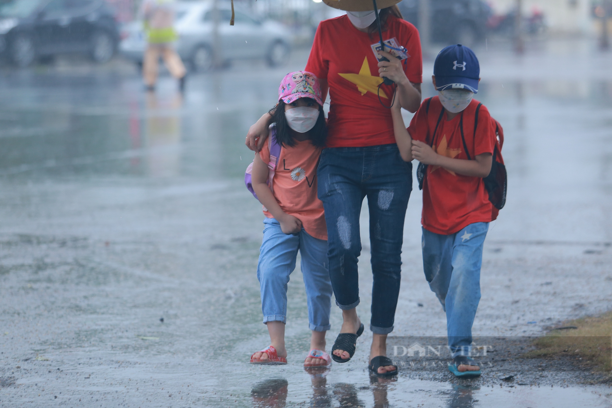 CĐV đội mưa đến xem U23 Việt Nam thi đấu  - Ảnh 3.