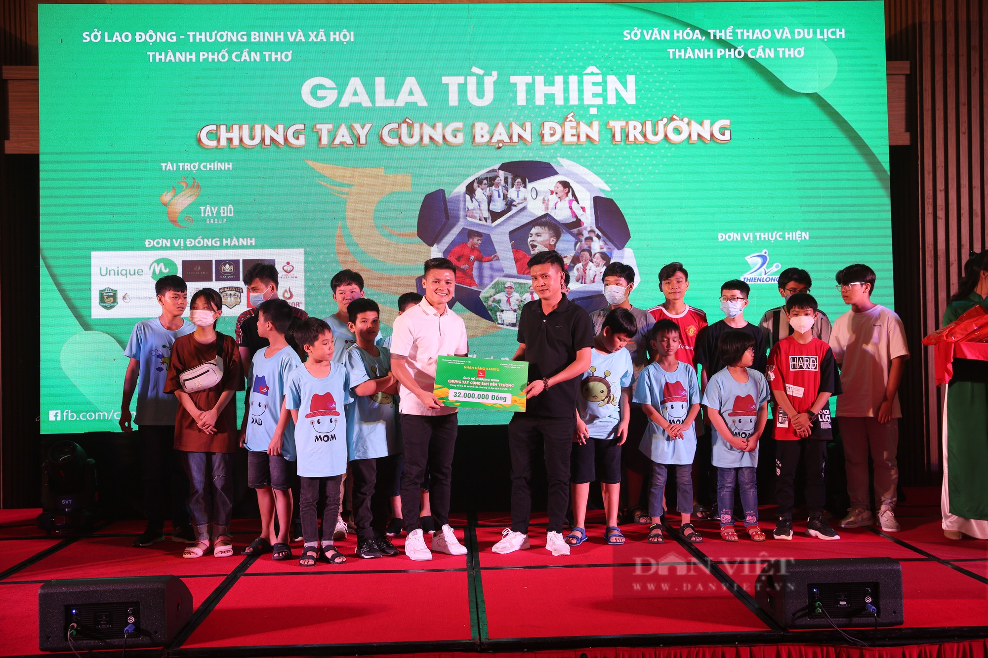 Rumored girlfriend quietly encouraged Quang Hai to wear a Can Tho shirt - Photo 10.