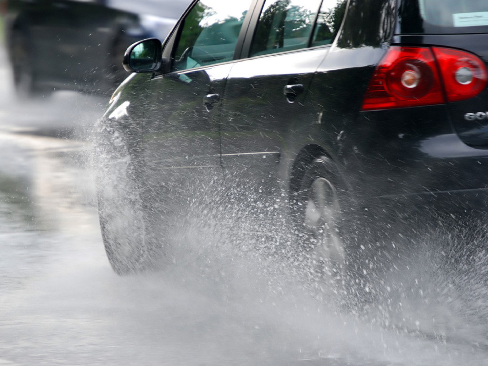 Kinh nghiệm của tài già lái ô tô đường trơn dưới mưa - Ảnh 1.