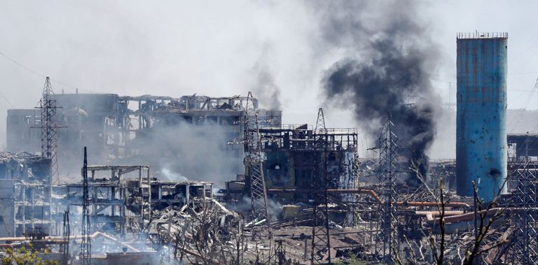 Hot Mariupol: Relatives of Azov soldiers entrenched in the steel factory asking for help that Putin could hardly refuse - Photo 1.