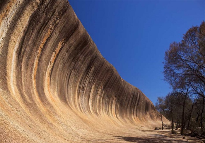 Vách đá 60 triệu năm trông như cơn sóng khổng lồ   - Ảnh 1.