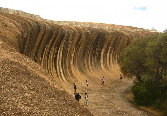 Vách đá 60 triệu năm trông như cơn sóng khổng lồ   - Ảnh 2.