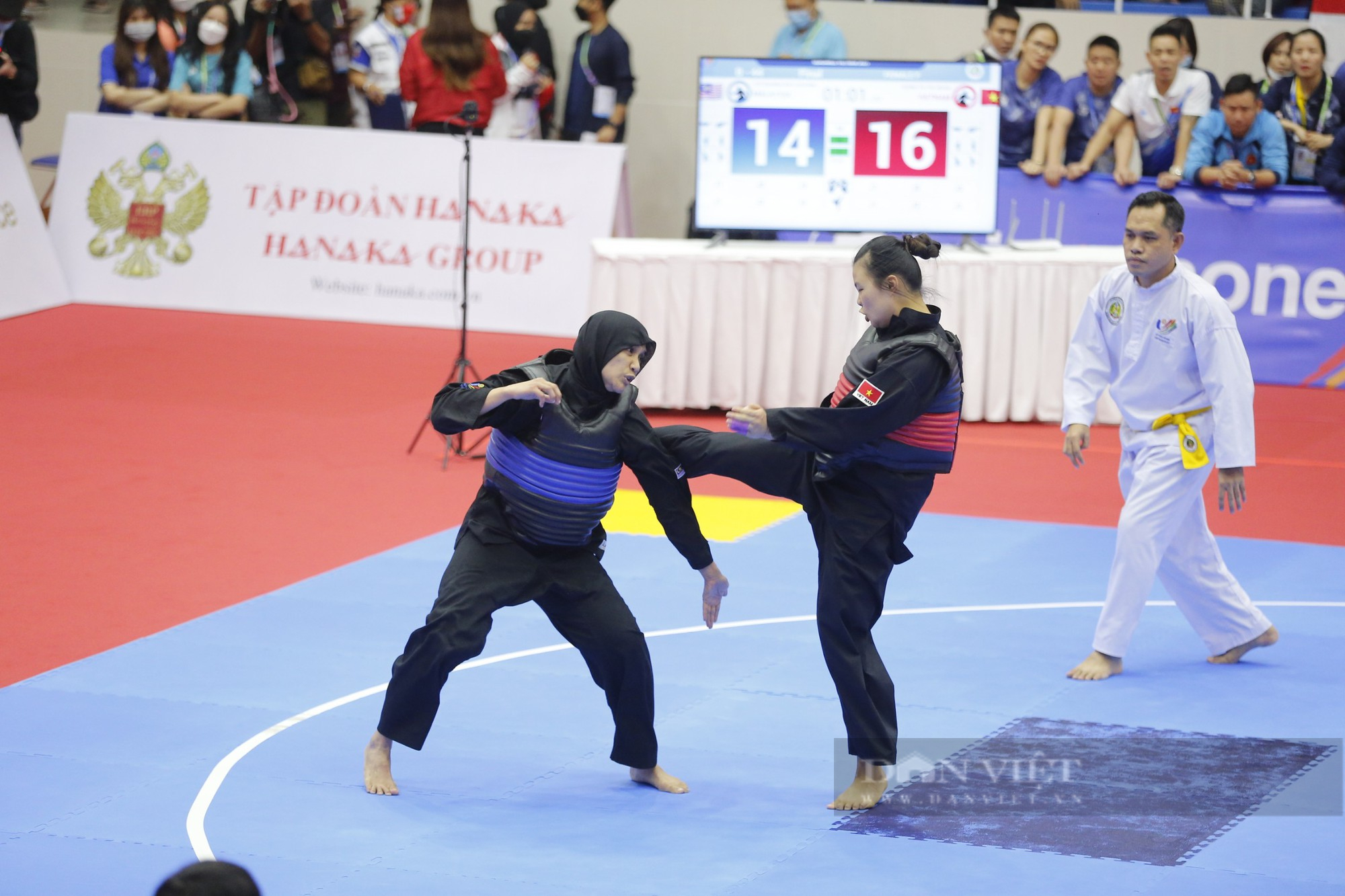 CLIP: Trận đấu Pencak silat nảy lửa giữa nữ võ sĩ người dân tộc Thái và võ sĩ Malaysia  - Ảnh 2.