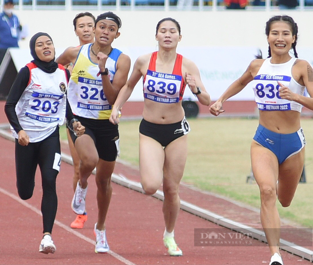 Màn ăn mừng đầy cảm xúc của Phương Anh khi đoạt HC vàng SEA Games nội dung 800m nữ - Ảnh 1.