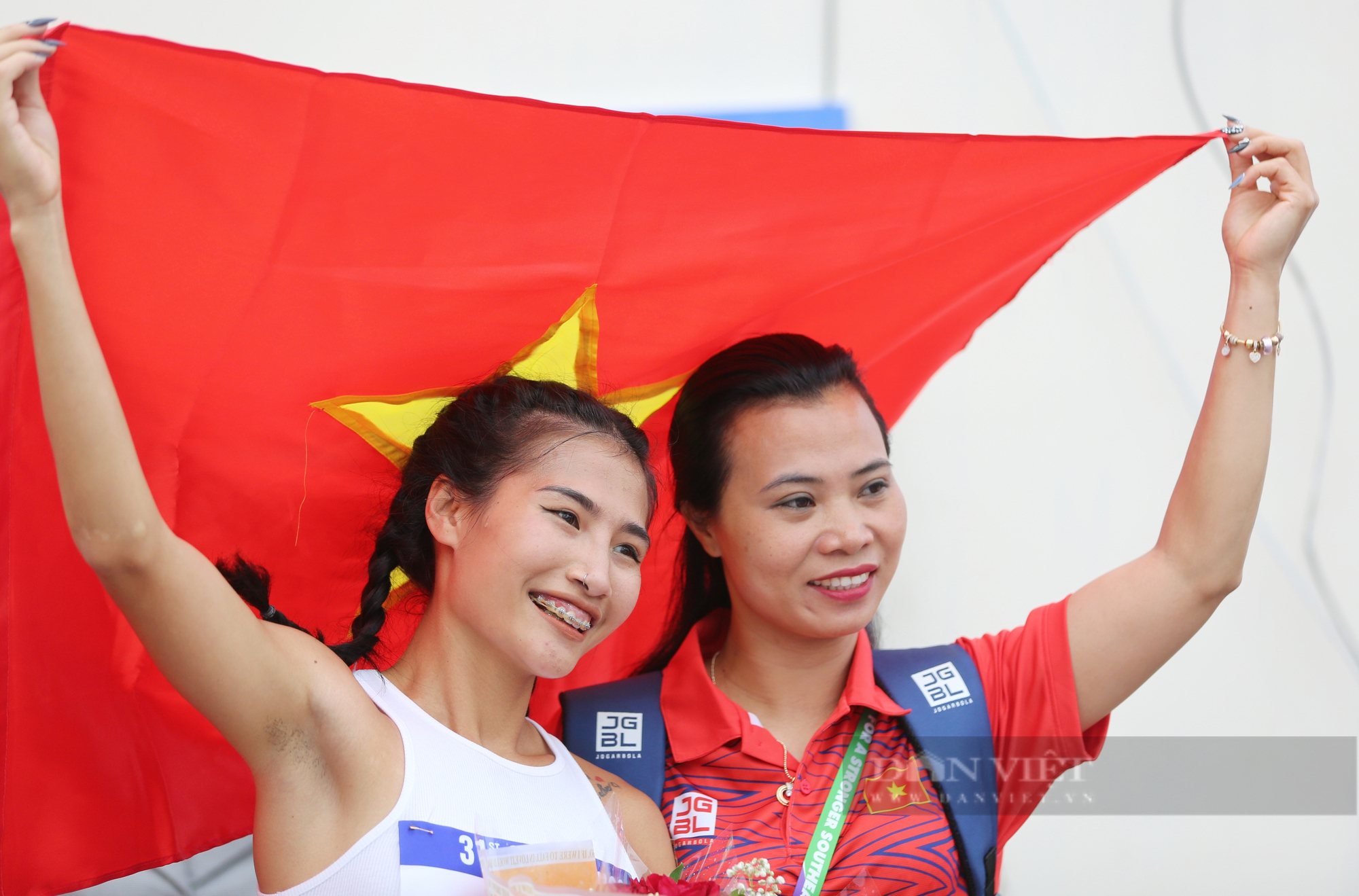 Màn ăn mừng đầy cảm xúc của Phương Anh khi đoạt HC vàng SEA Games nội dung 800m nữ - Ảnh 11.