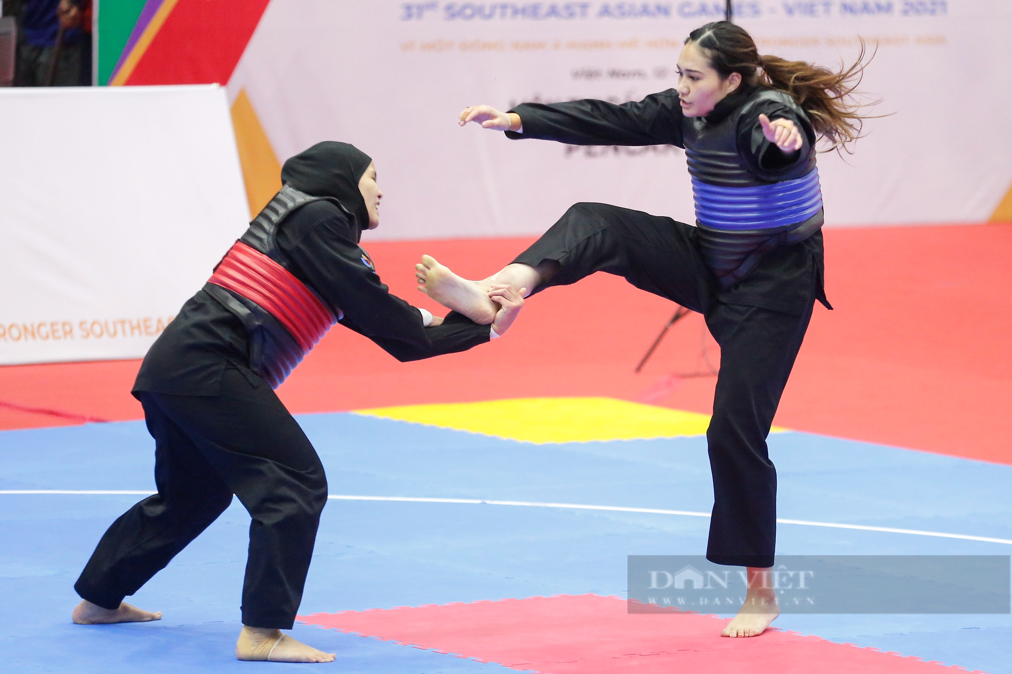 Chiêm ngưỡng nhan sắc xinh đẹp của hoa khôi làng võ Singapore trên sàn đấu Pencak silat - Ảnh 2.