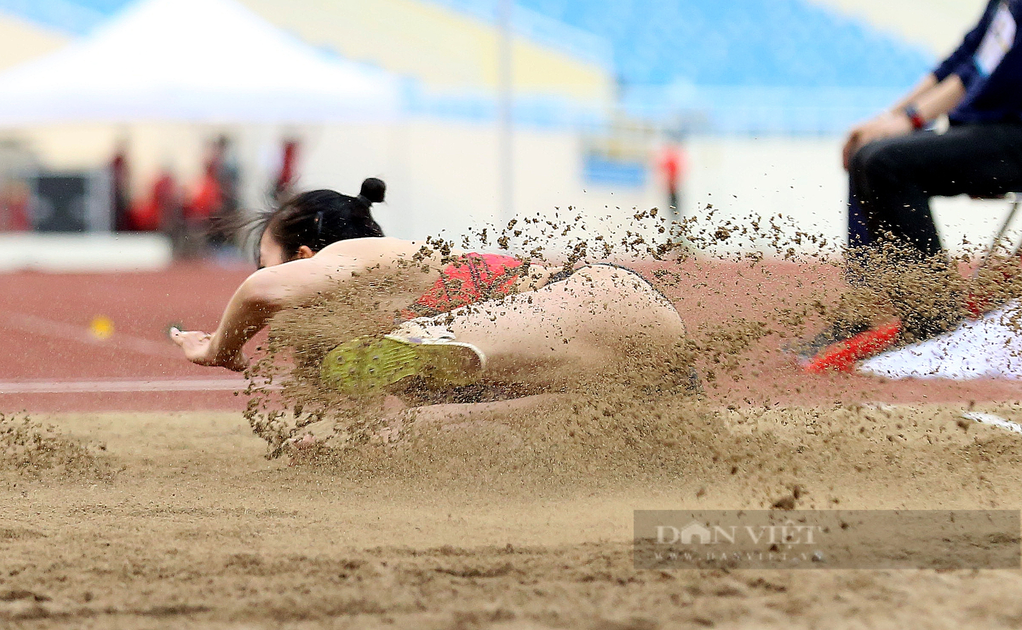 Hình ảnh Ngọc Hà vượt qua Thu Thảo 1 cm, giành HC vàng nhảy xa SEA Games 31 - Ảnh 2.