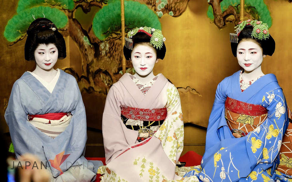 Decipher the secret hidden behind the charm of the Geisha