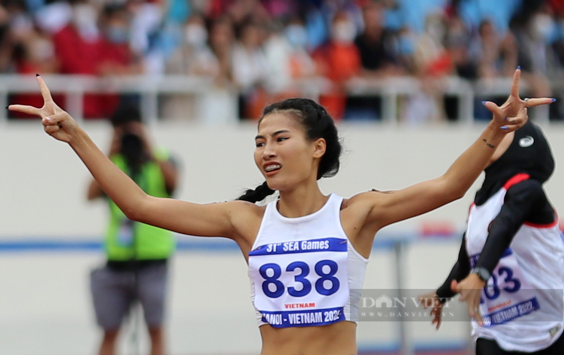 Màn ăn mừng đầy cảm xúc của Phương Anh khi đoạt HC vàng SEA Games nội dung 800m nữ - Ảnh 3.