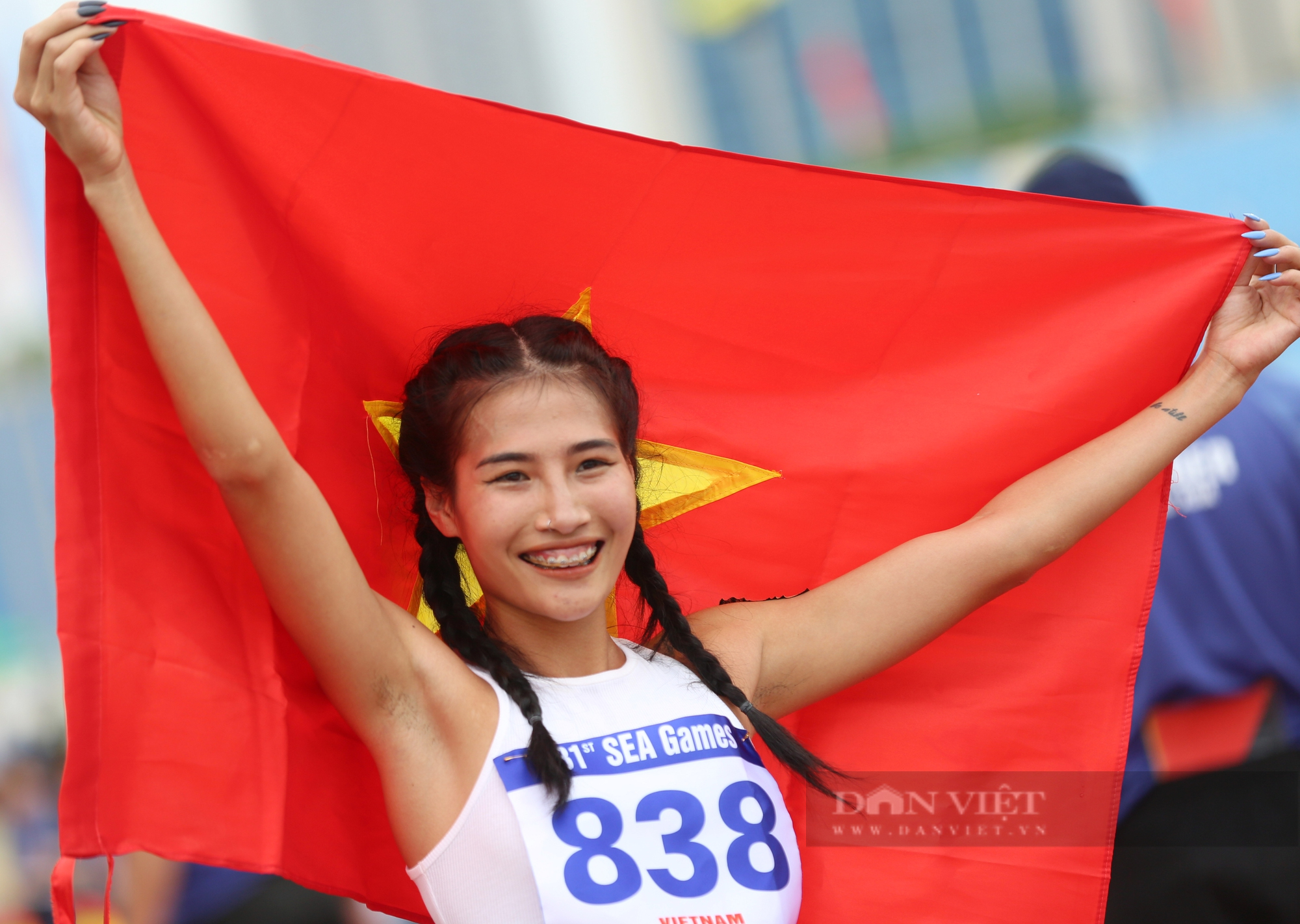 Màn ăn mừng đầy cảm xúc của Phương Anh khi đoạt HC vàng SEA Games nội dung 800m nữ - Ảnh 7.