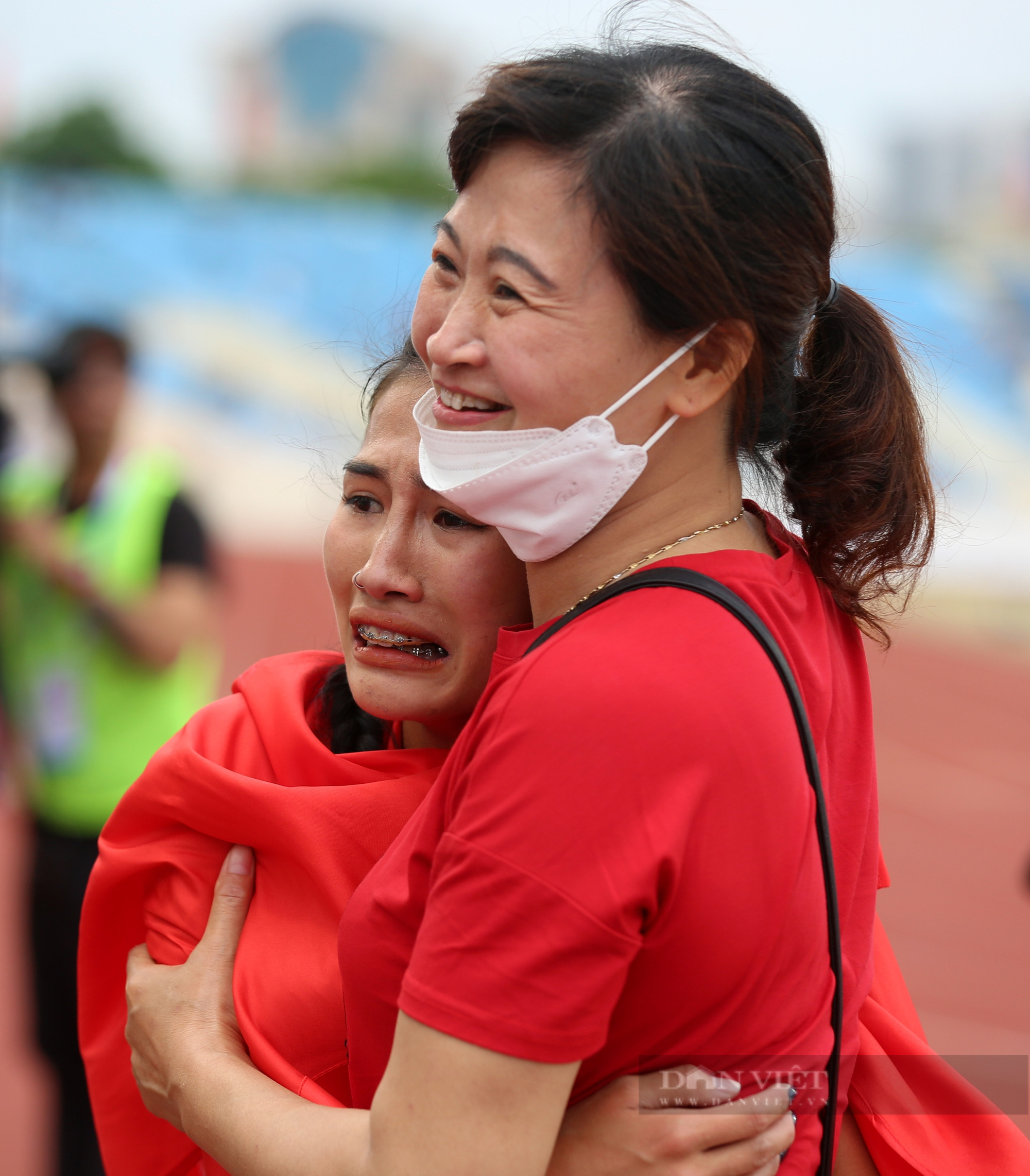 Màn ăn mừng đầy cảm xúc của Phương Anh khi đoạt HC vàng SEA Games nội dung 800m nữ - Ảnh 8.