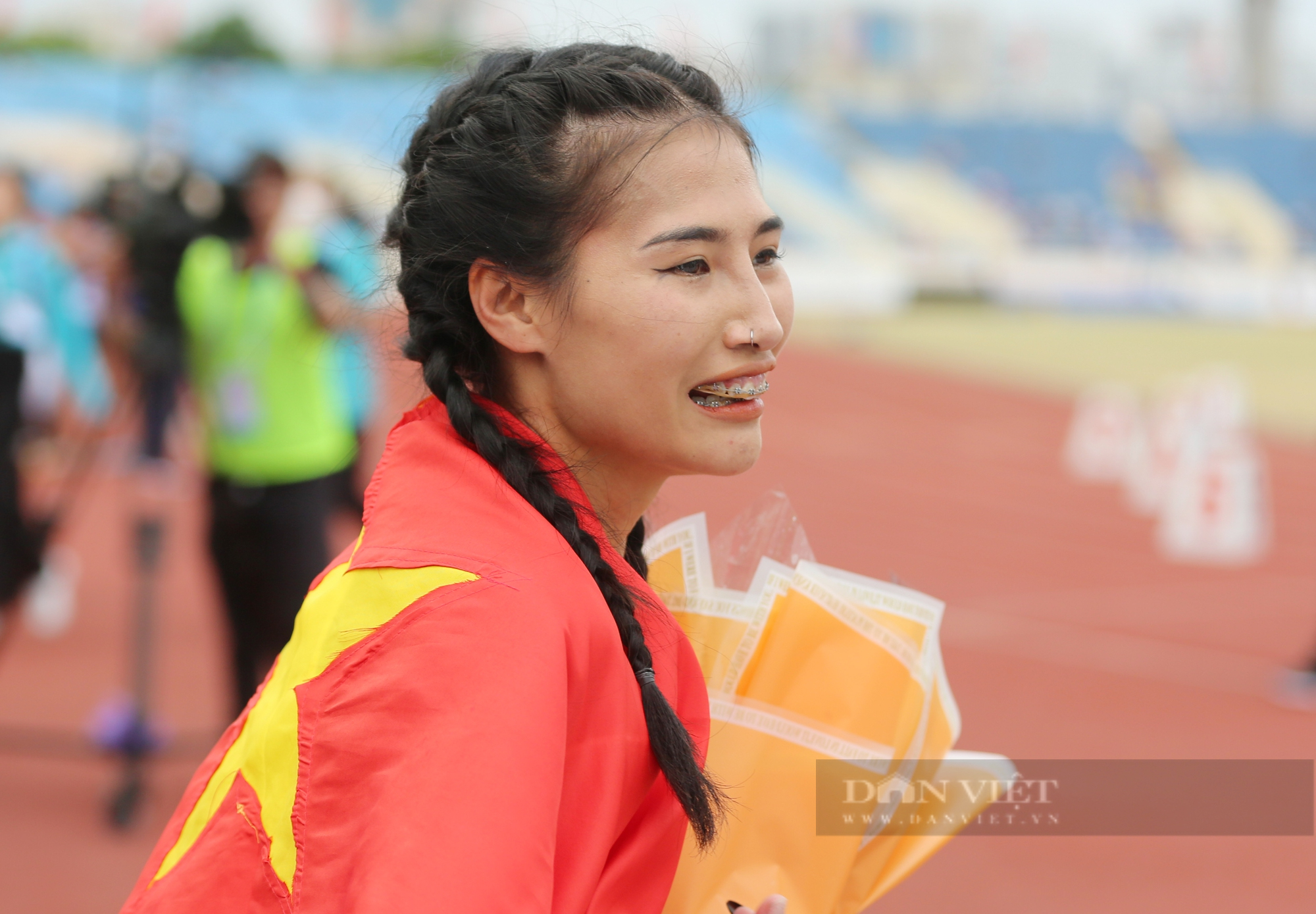 Màn ăn mừng đầy cảm xúc của Phương Anh khi đoạt HC vàng SEA Games nội dung 800m nữ - Ảnh 9.