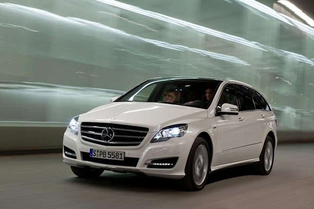 Nearly 300,000 Mercedes cars are at risk of brake problems - Photo 1.