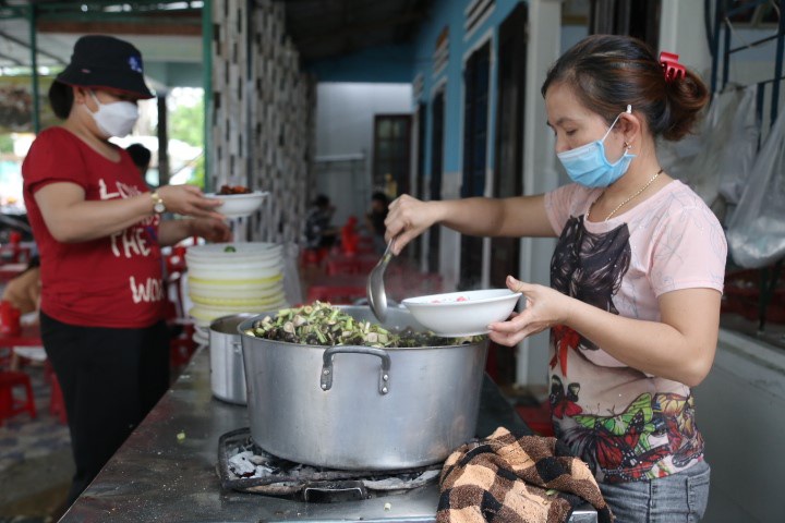 Ẩm thực Hội An, quán ốc ngày bán 600kg thu về gần 50 triệu đồng - Ảnh 3.