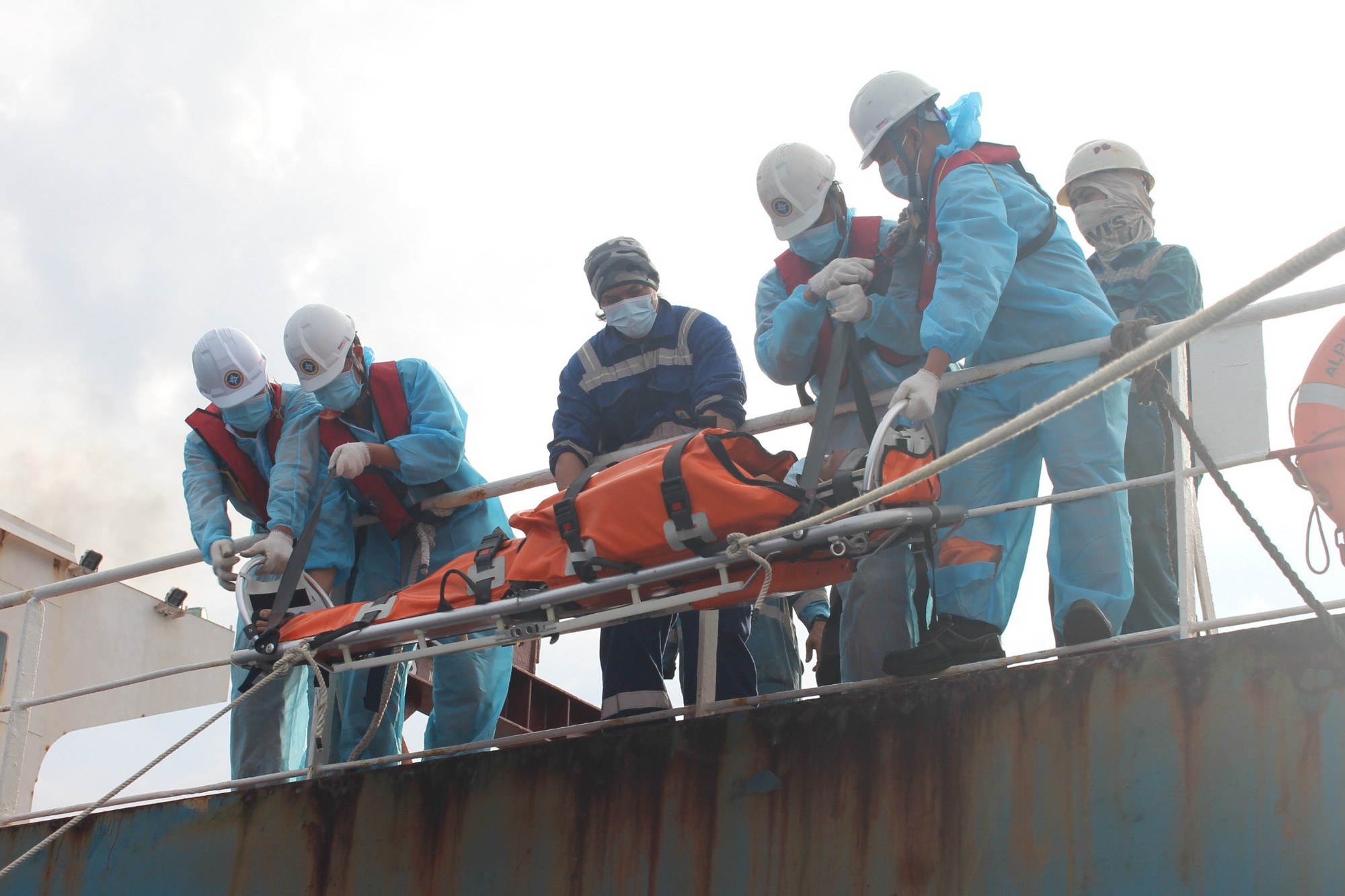 Khánh Hòa: Cứu nạn 2 thuyền viên bị đa chấn thương - Ảnh 2.