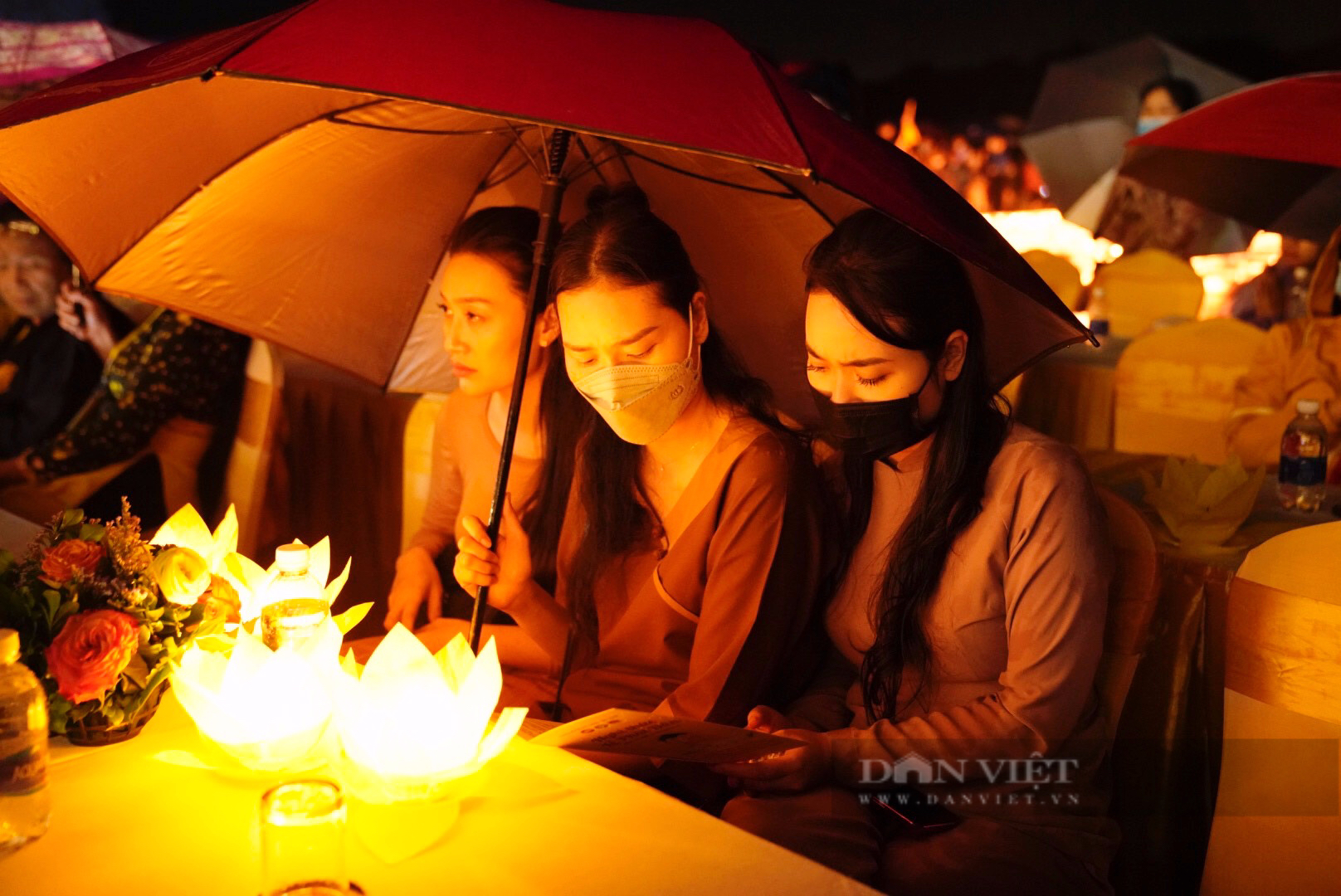 Hàng nghìn Phật tử đội mưa mừng đại lễ Phật Đản ở chùa Tam Chúc - Ảnh 7.