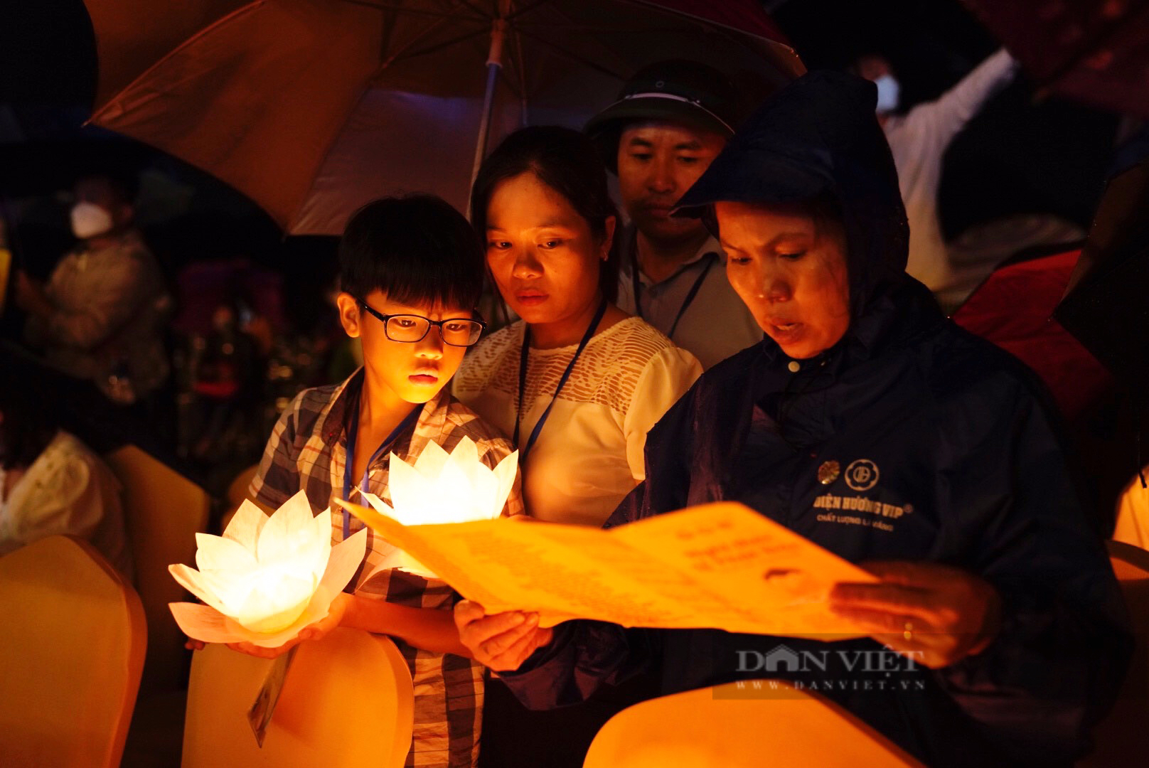 Hàng nghìn Phật tử đội mưa mừng đại lễ Phật Đản ở chùa Tam Chúc - Ảnh 4.